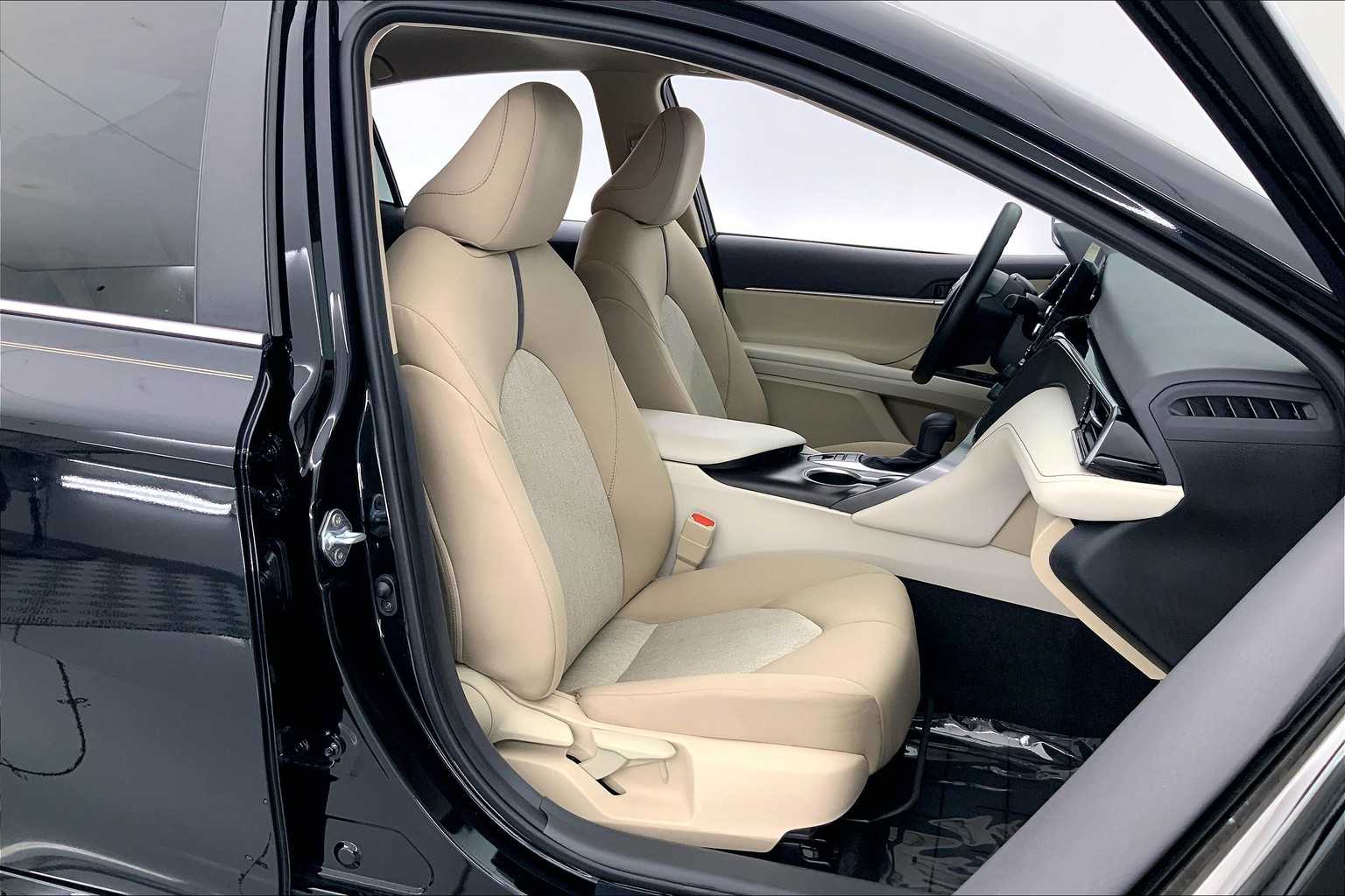 Thumbnail: 2021 Toyota Camry - 14
