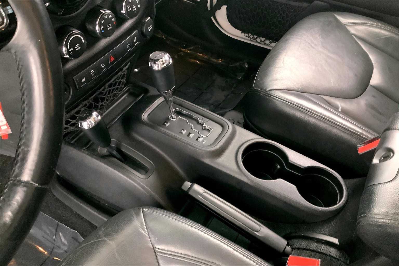 2015 Jeep Wrangler Unlimited Sahara 16