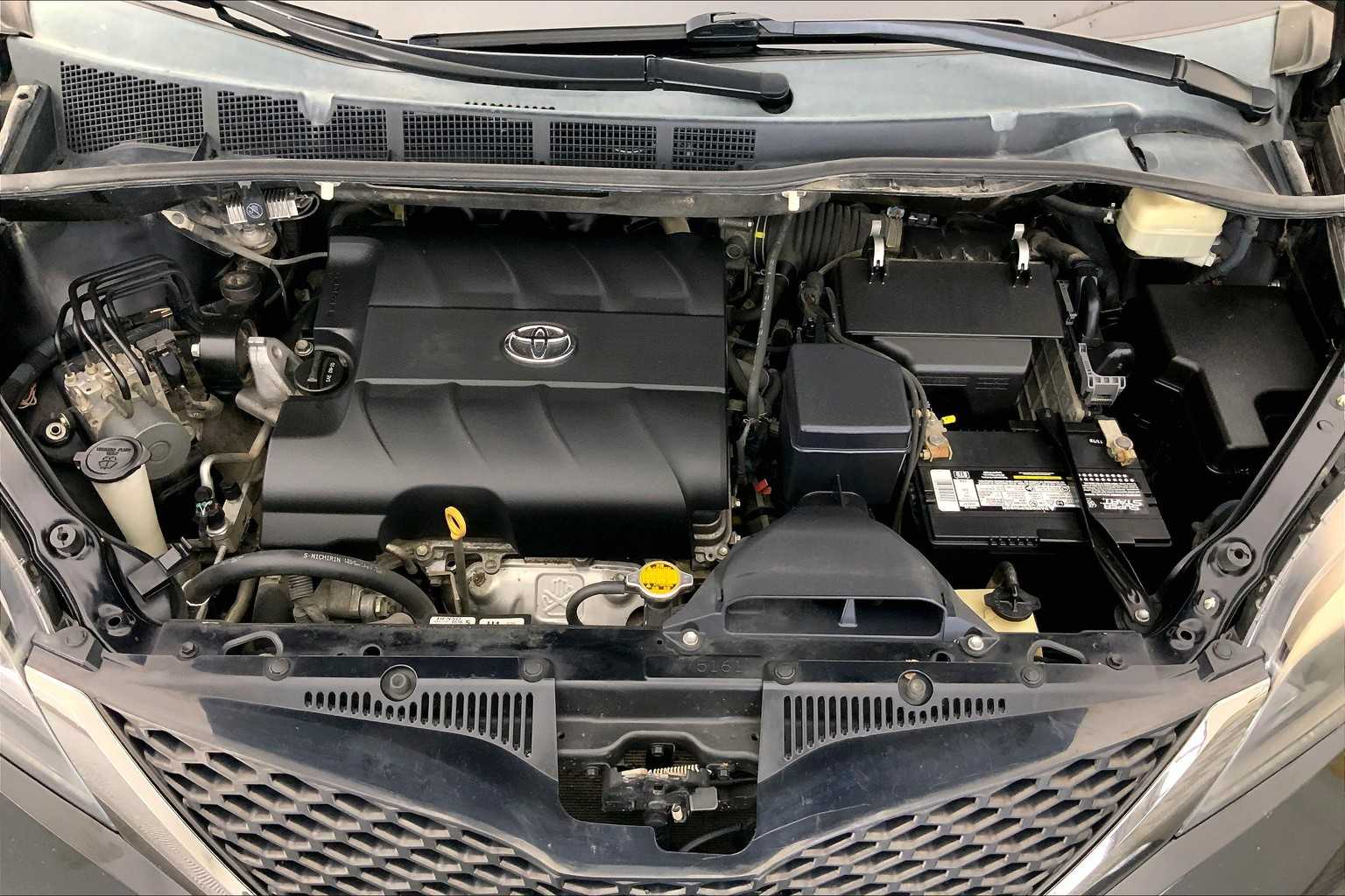 Thumbnail: 2015 Toyota Sienna - 9
