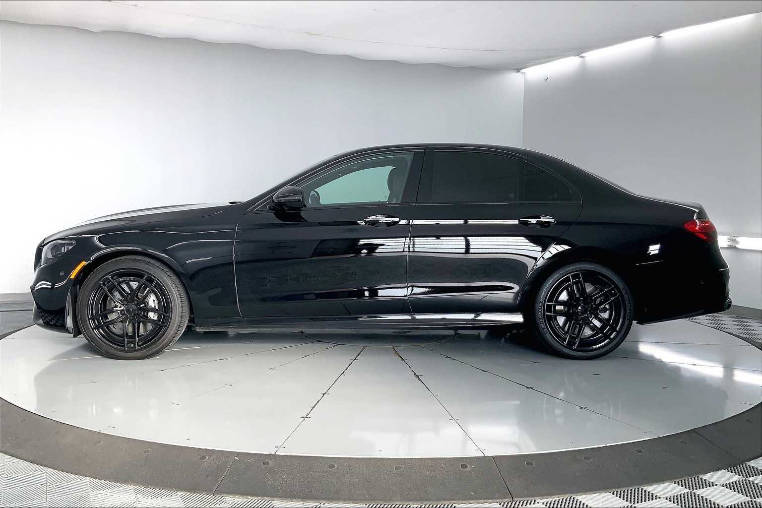 Thumbnail: 2022 Mercedes-Benz E-Class - 3