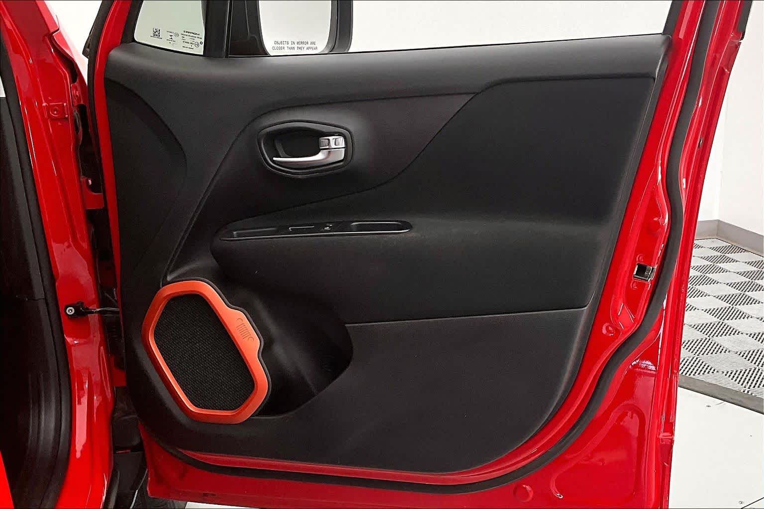 Thumbnail: 2018 Jeep Renegade - 23