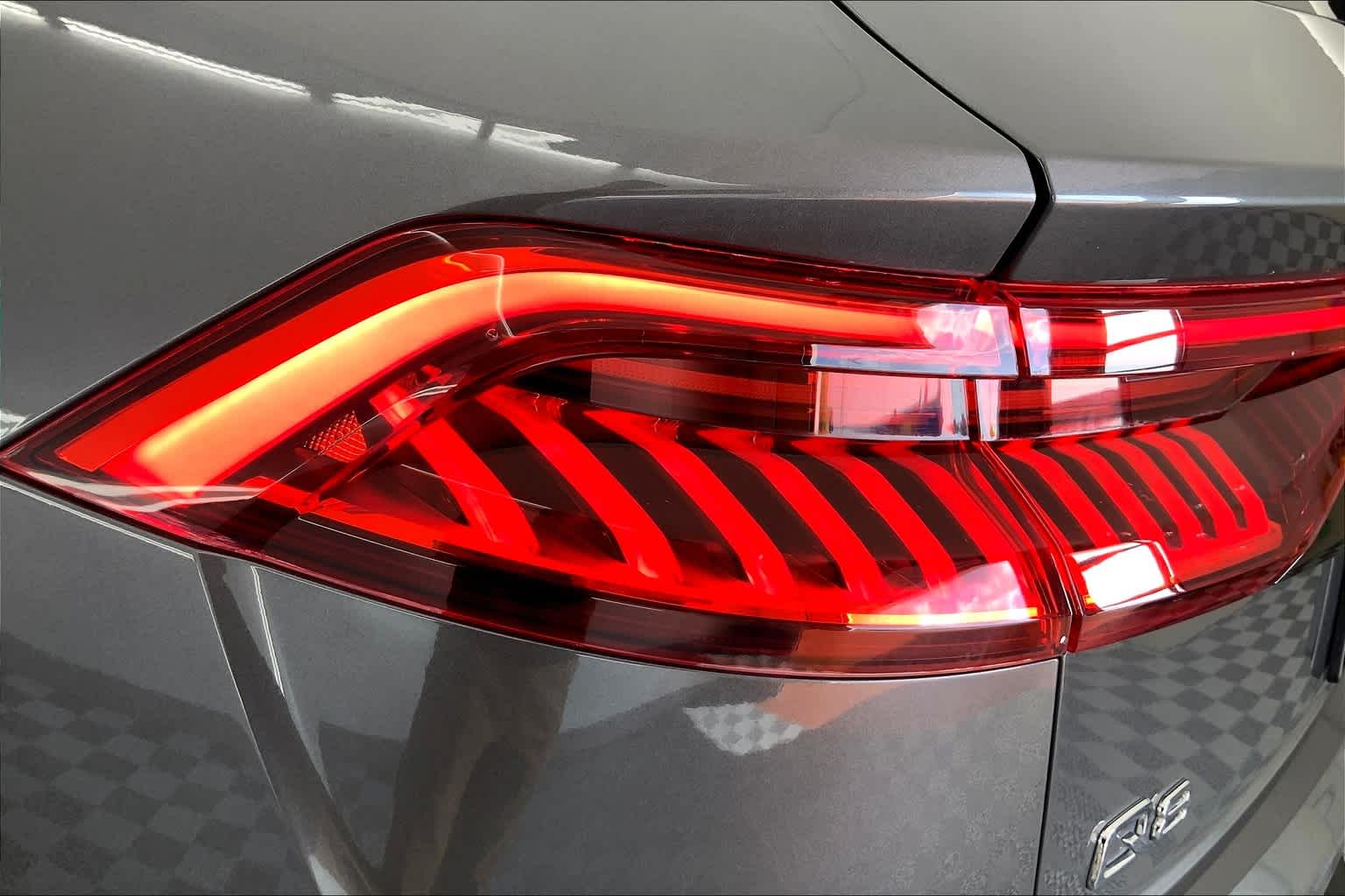 Thumbnail: 2019 Audi Q8 - 25