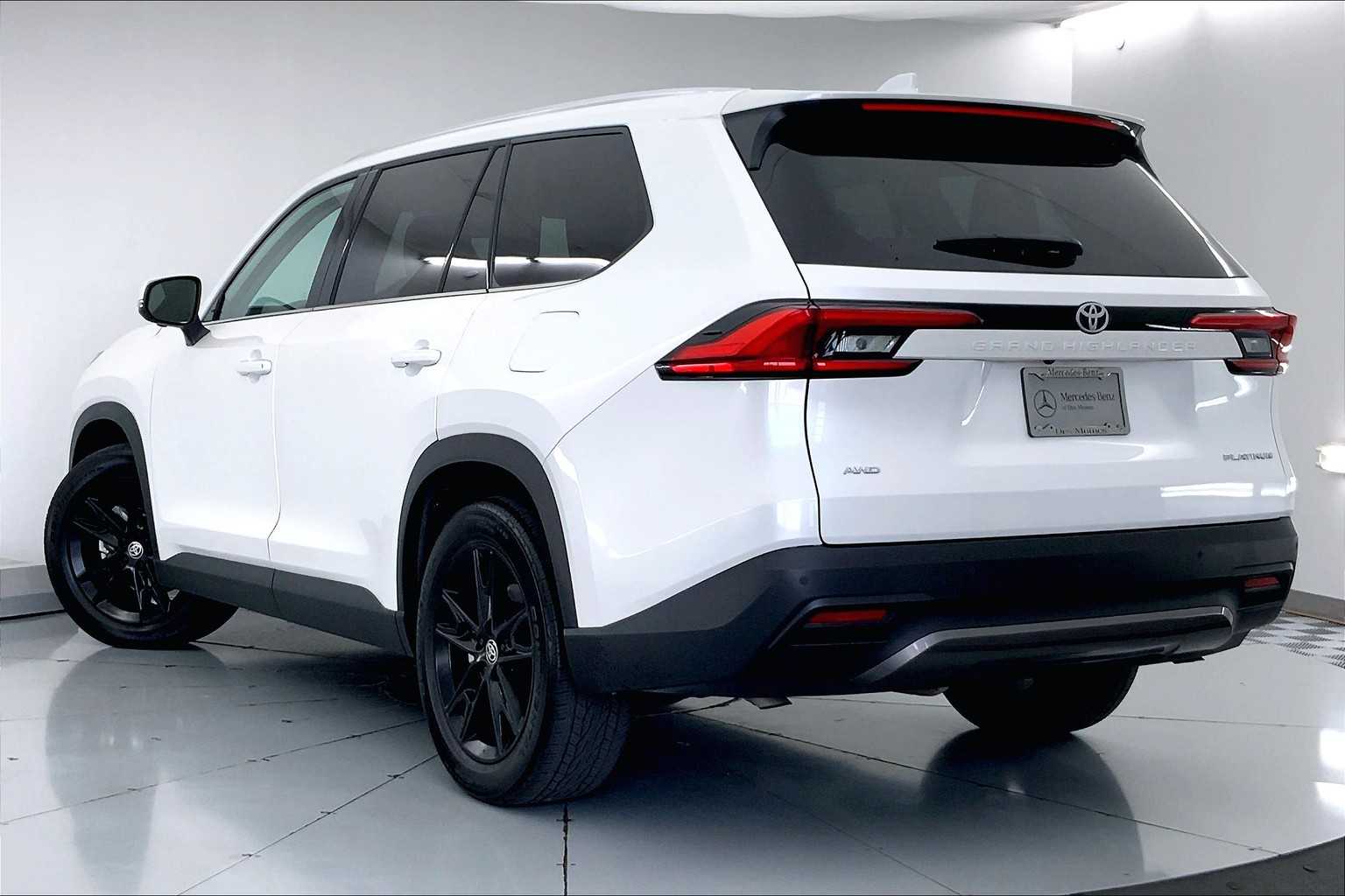 Thumbnail: 2024 Toyota Grand Highlander - 4