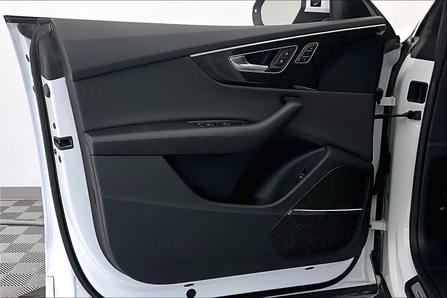 Thumbnail: 2019 Audi Q8 - 21