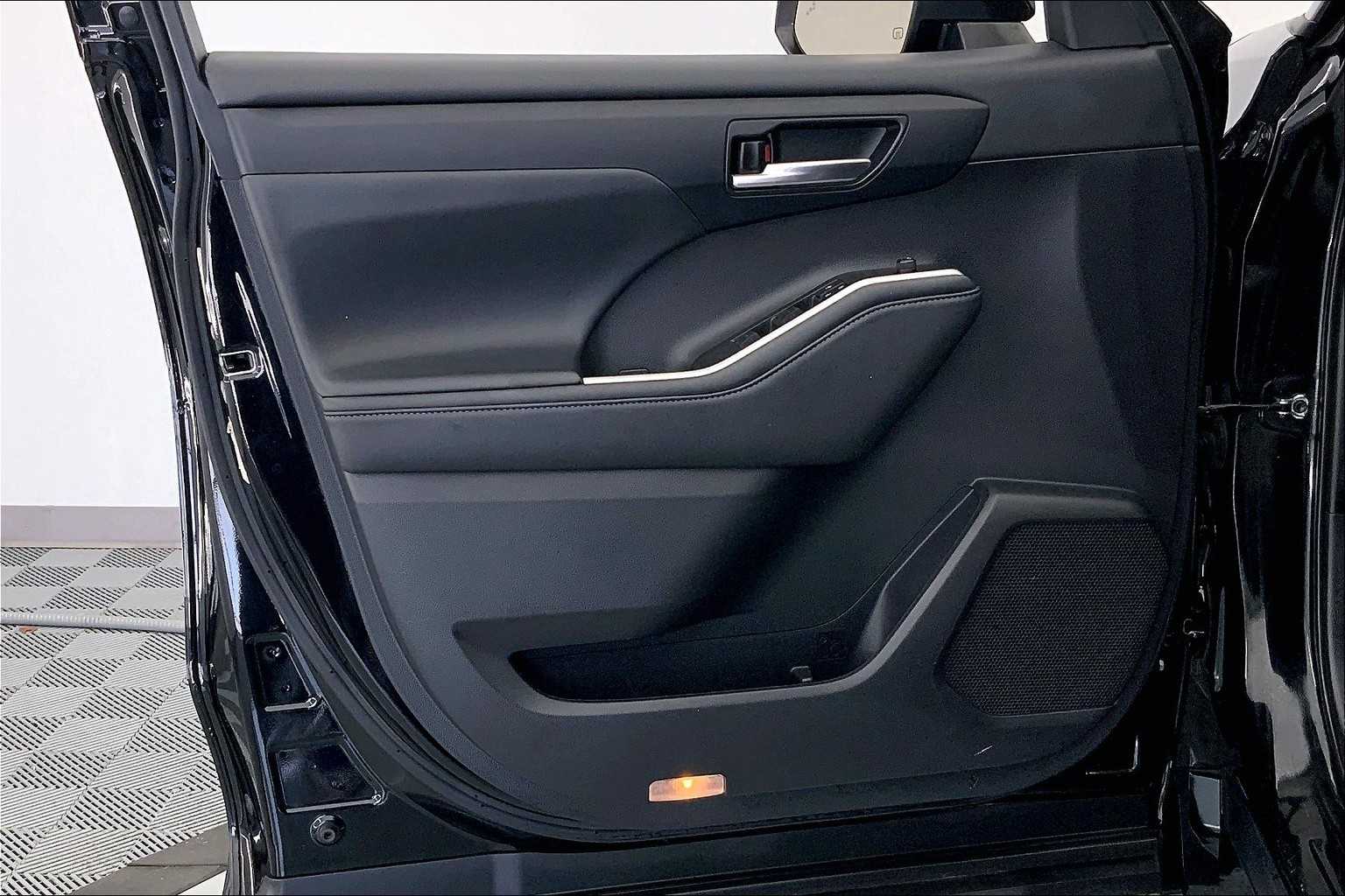 Thumbnail: 2021 Toyota Highlander - 23