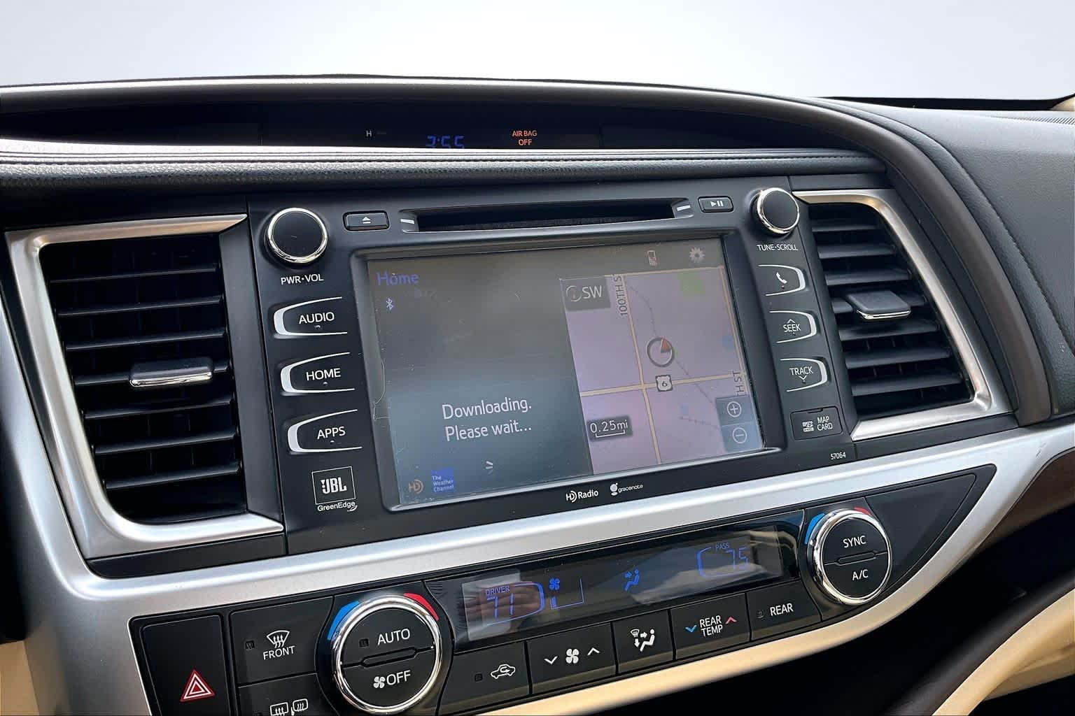 Thumbnail: 2015 Toyota Highlander - 16