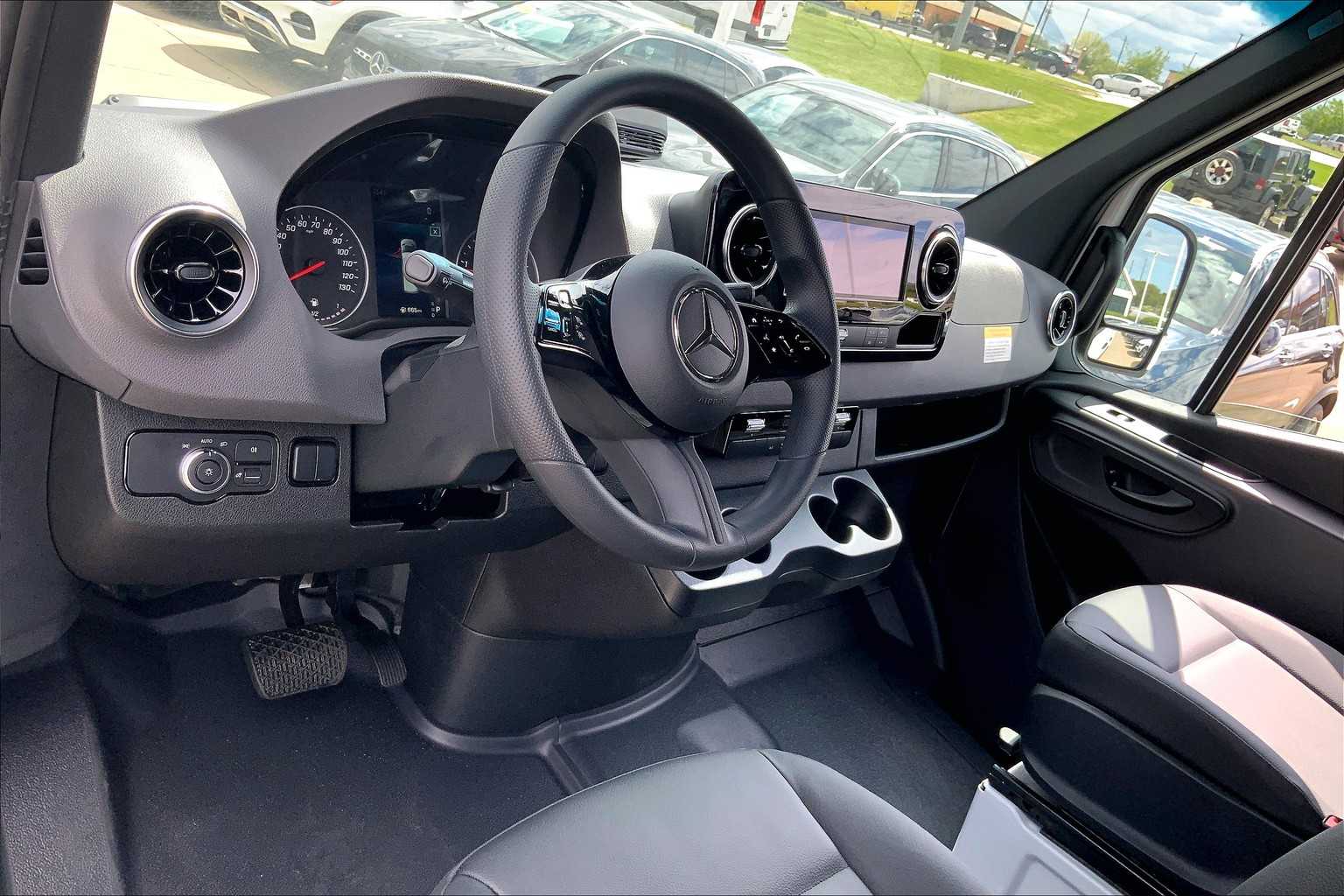 2025 Mercedes-Benz Sprinter 2500 10