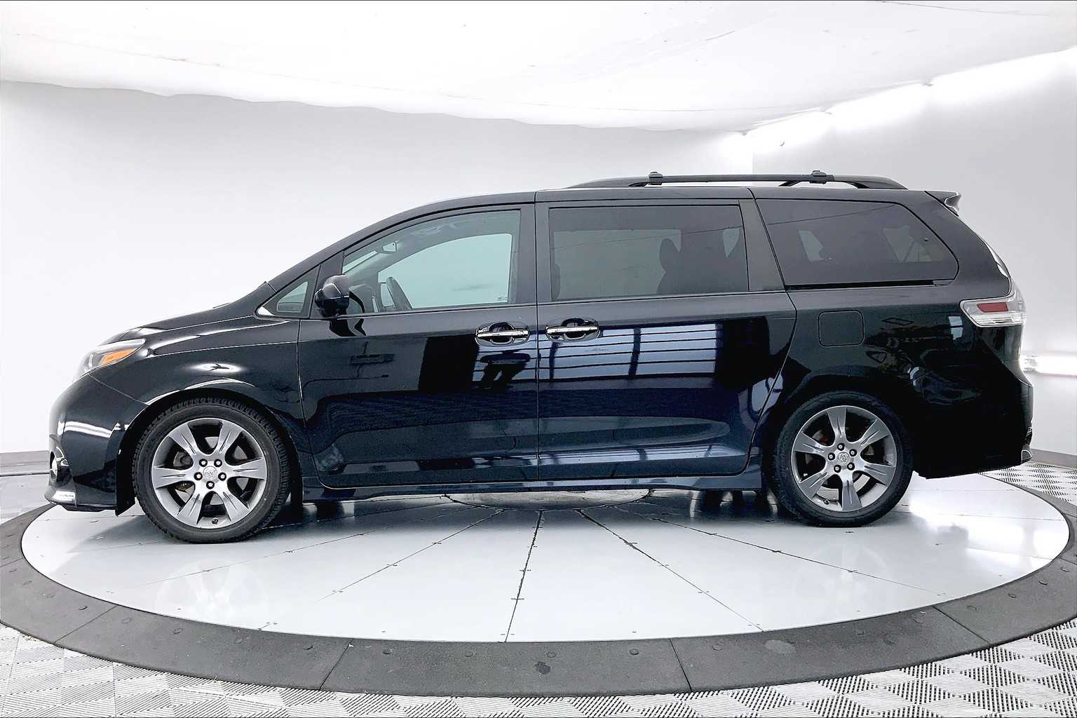 Thumbnail: 2015 Toyota Sienna - 3