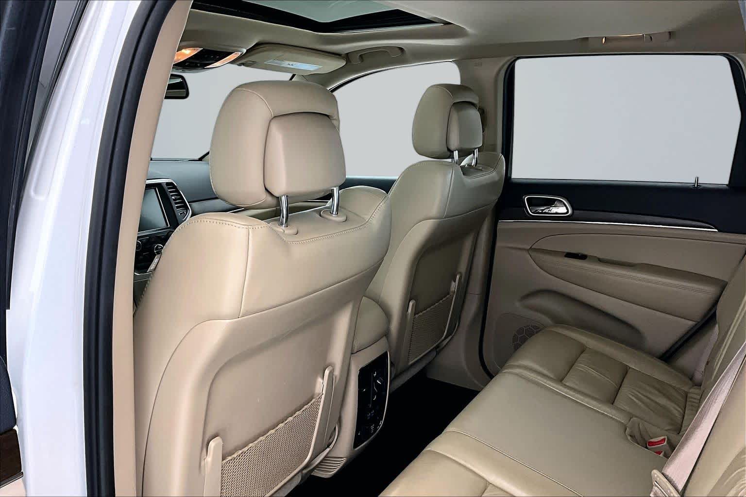 Thumbnail: 2015 Jeep Grand Cherokee - 12