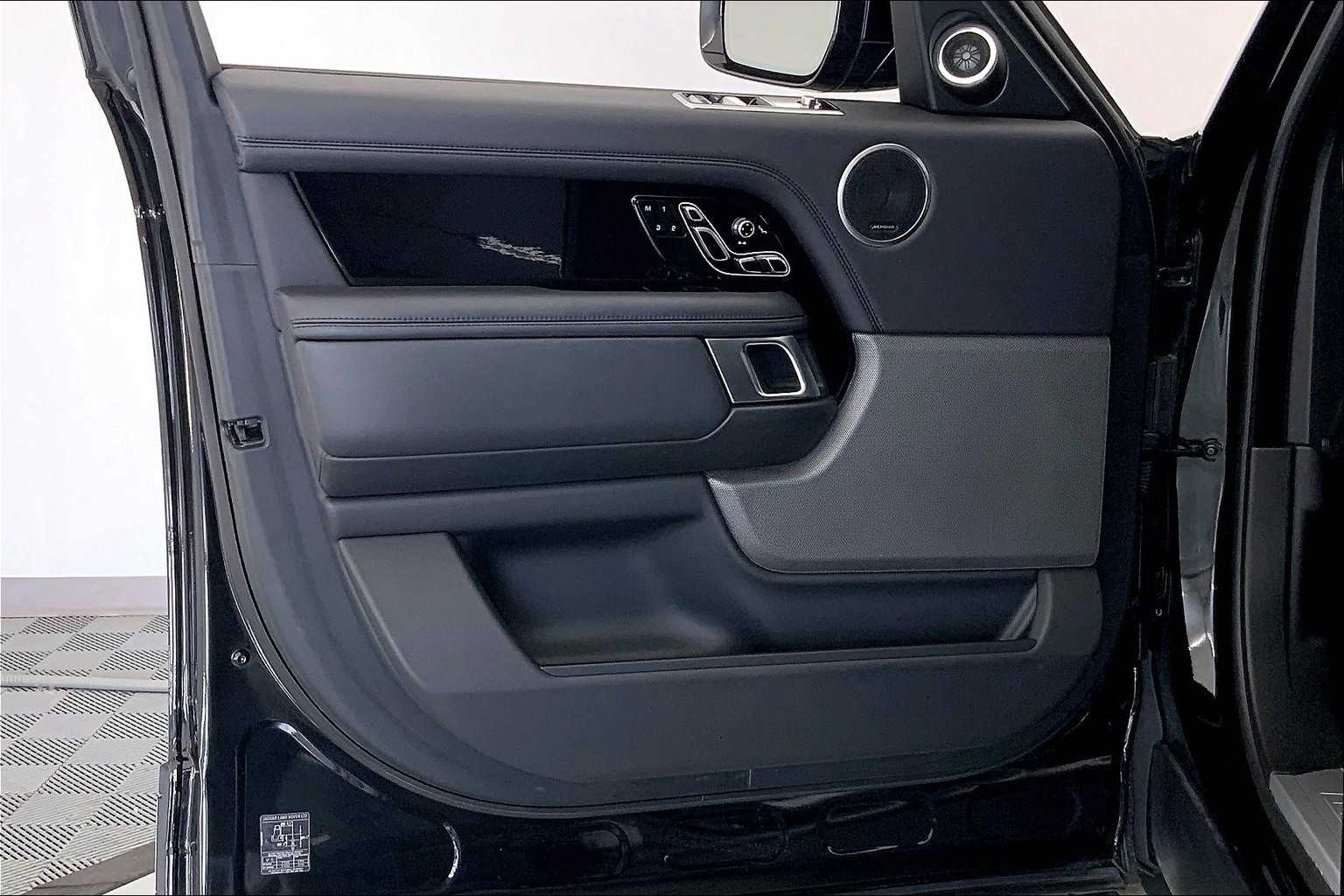 Thumbnail: 2018 Land Rover Range Rover - 23
