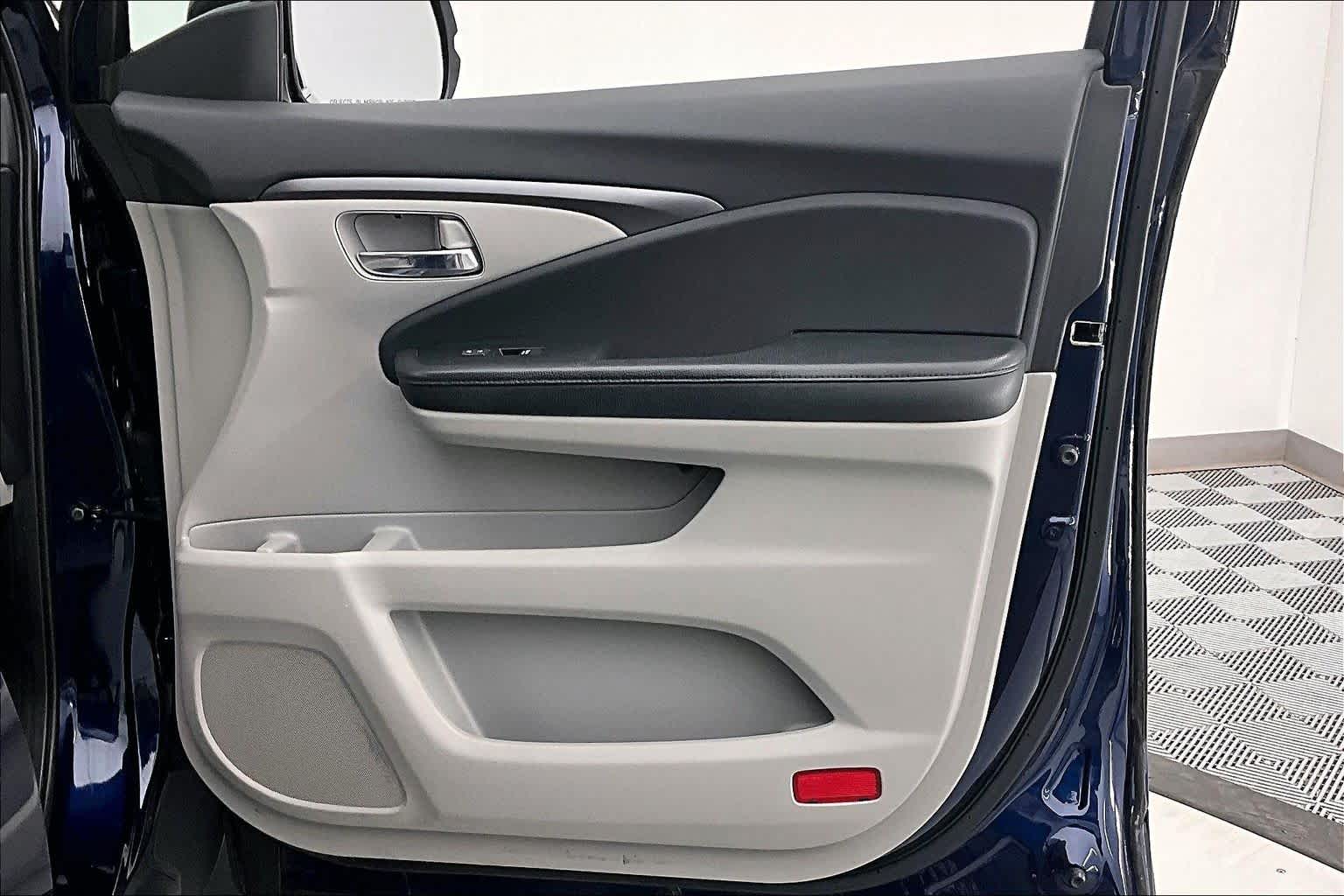 Thumbnail: 2017 Honda Pilot - 24