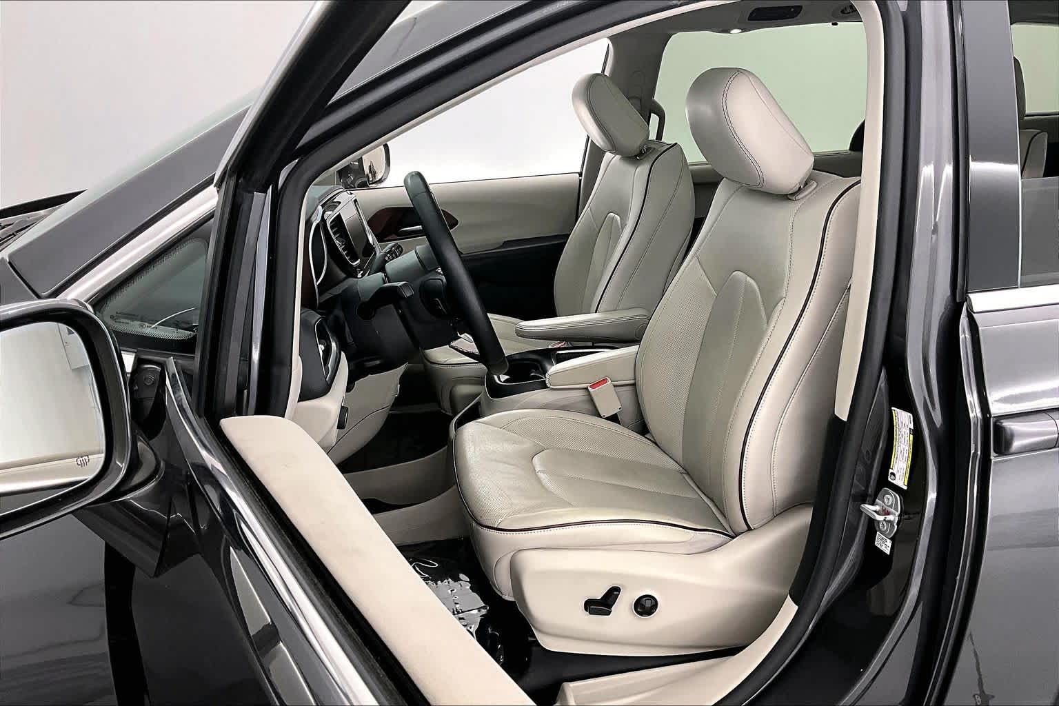 Thumbnail: 2018 Chrysler Pacifica - 11