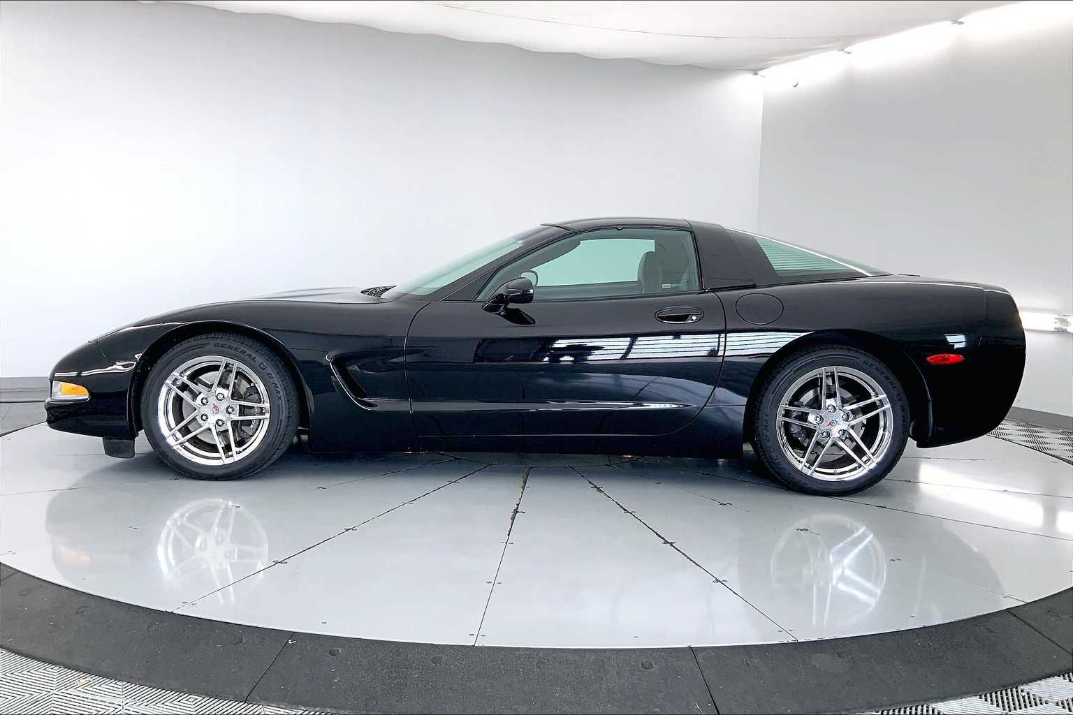 Thumbnail: 2004 Chevrolet Corvette - 3
