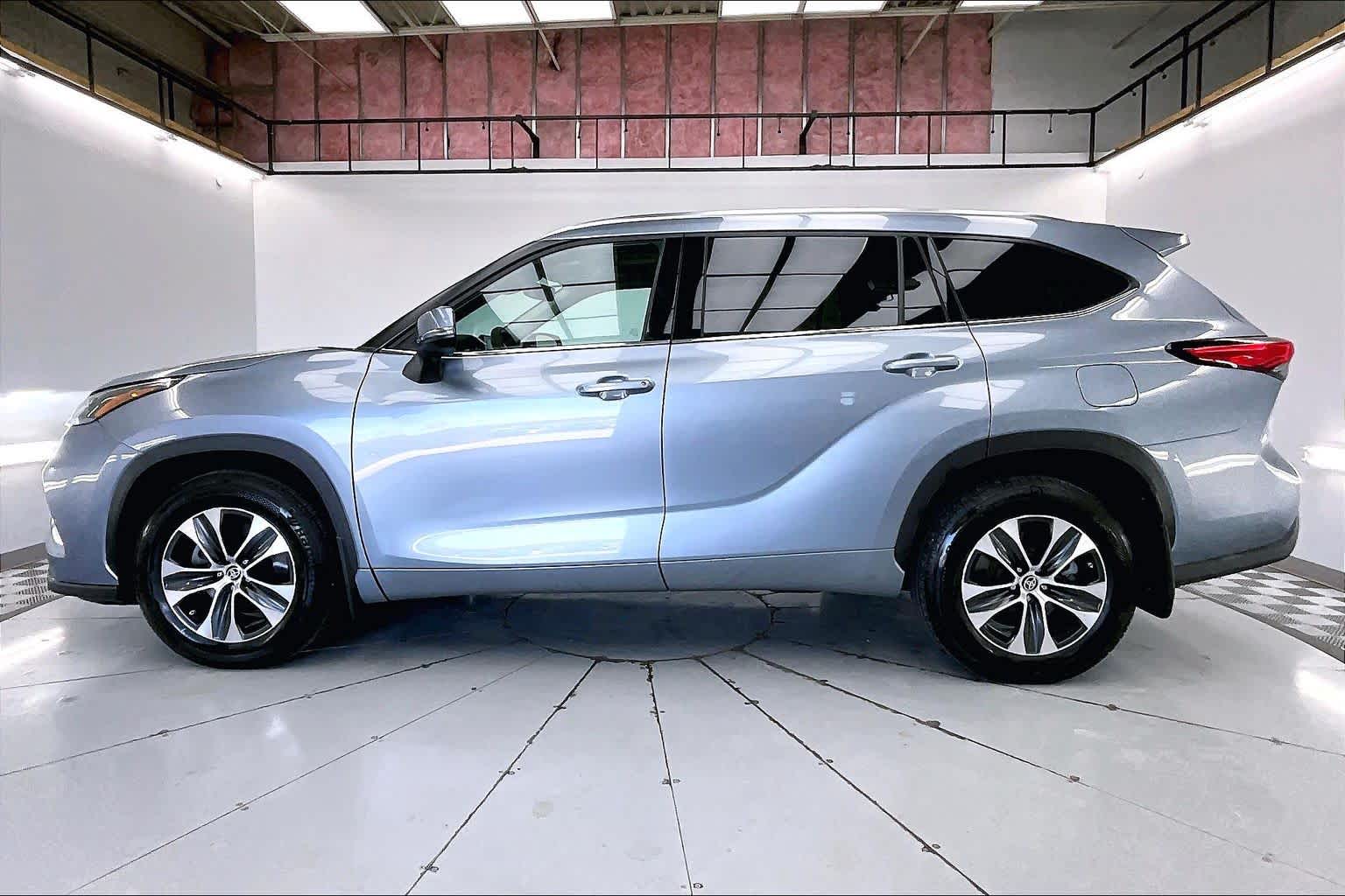 Thumbnail: 2021 Toyota Highlander - 3