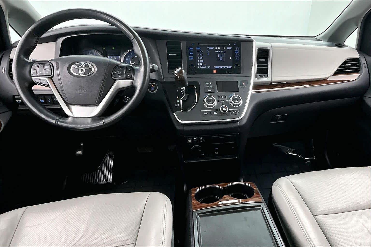 Thumbnail: 2017 Toyota Sienna - 10