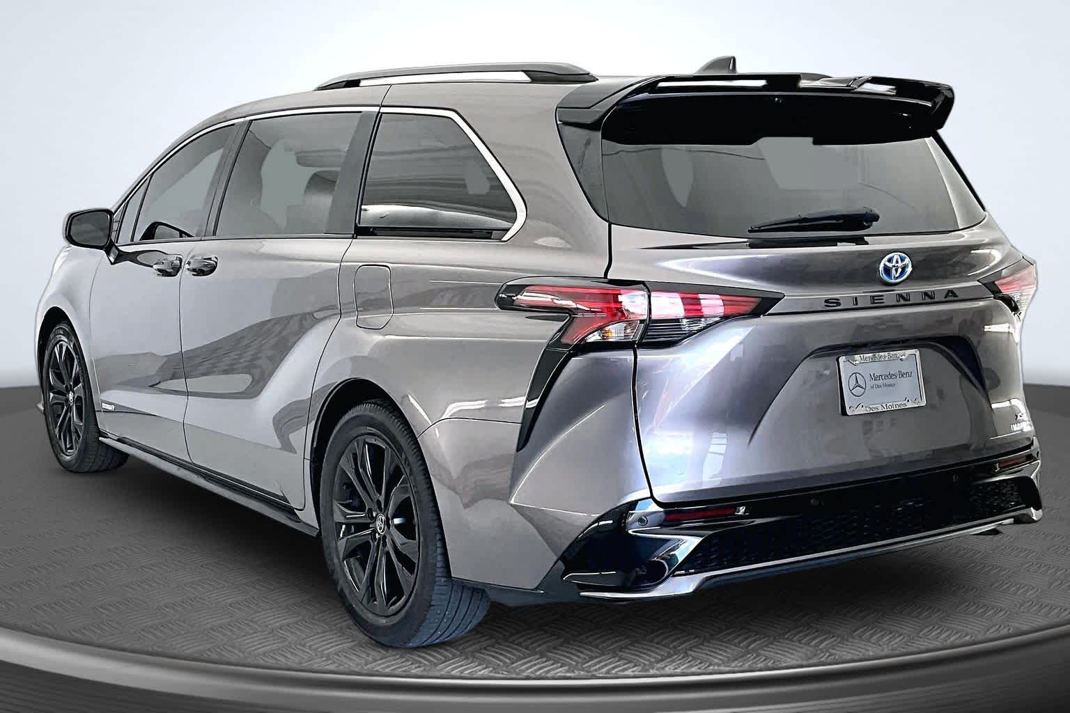 Thumbnail: 2021 Toyota Sienna - 3