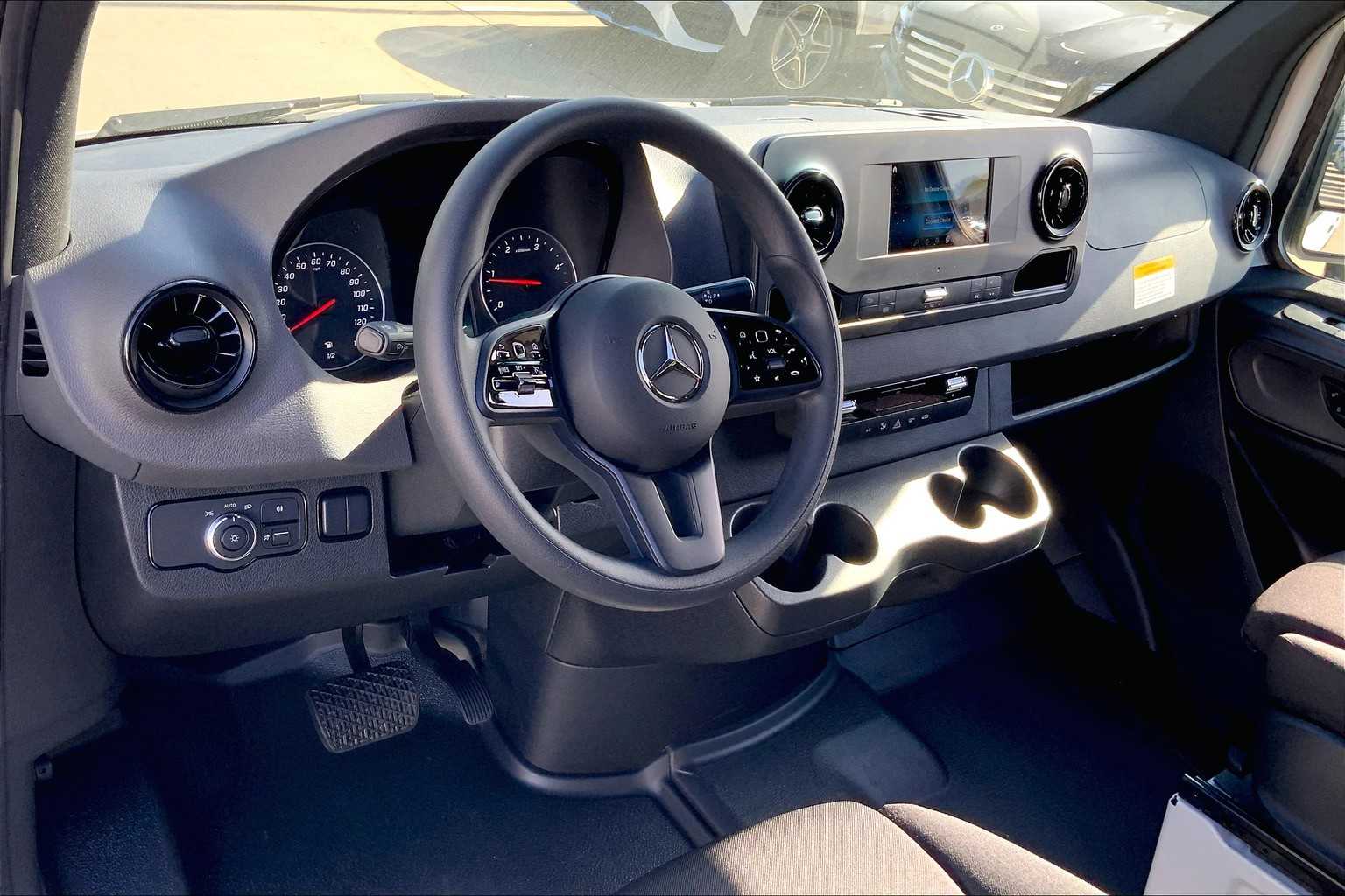 Thumbnail: 2024 Mercedes-Benz Sprinter - 10