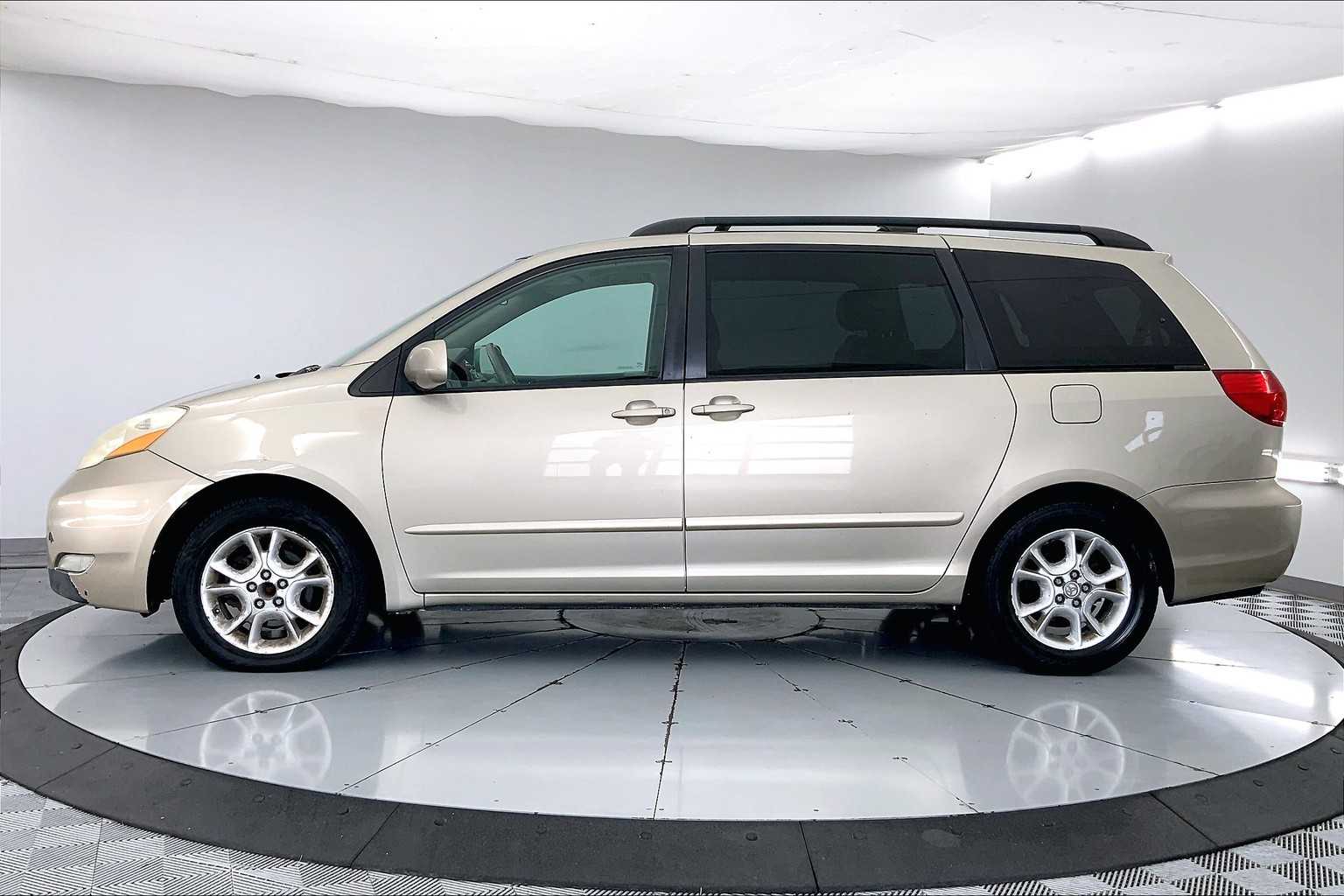 Thumbnail: 2006 Toyota Sienna - 3