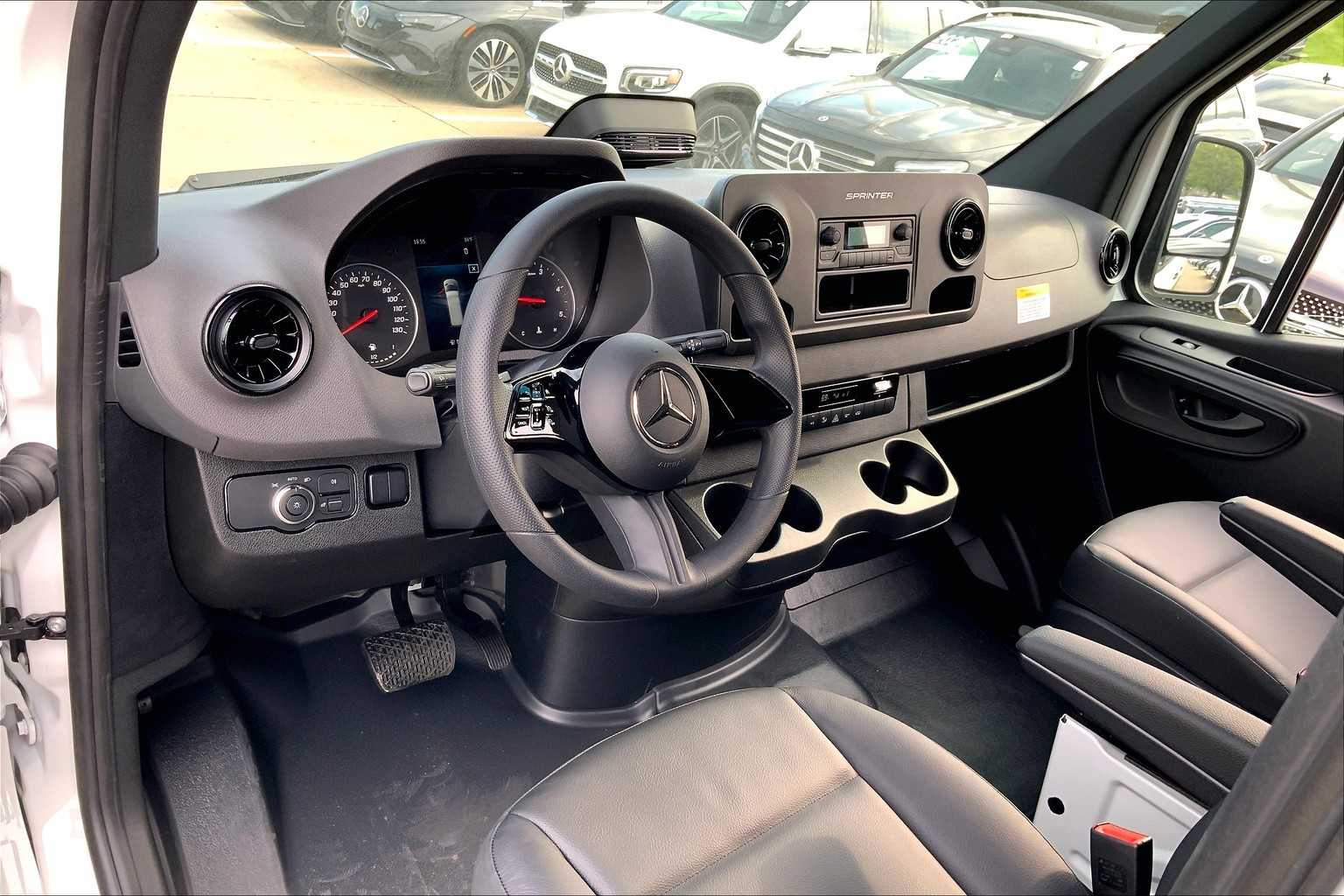 Thumbnail: 2025 Mercedes-Benz Sprinter - 10
