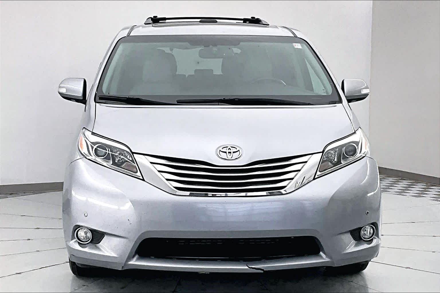 Thumbnail: 2017 Toyota Sienna - 6