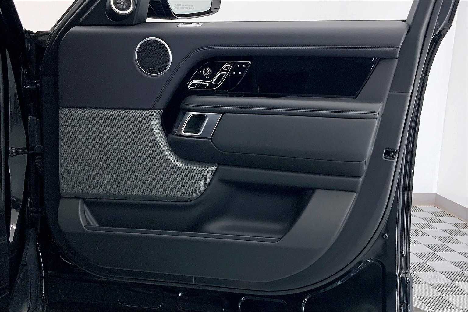 Thumbnail: 2018 Land Rover Range Rover - 24