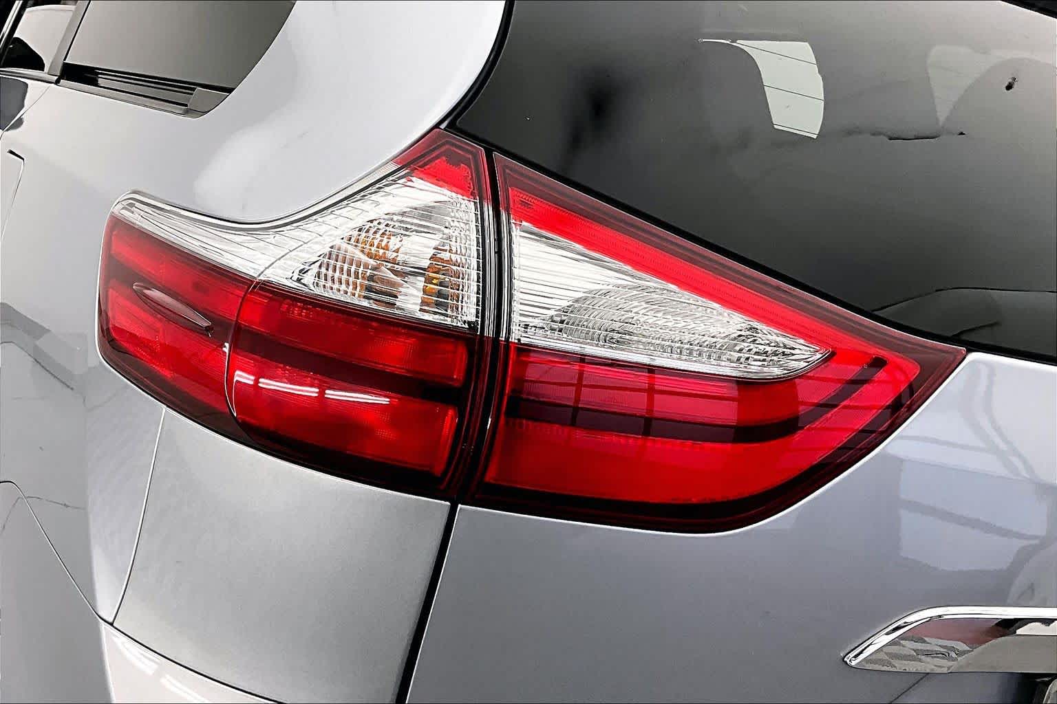 Thumbnail: 2017 Toyota Sienna - 25