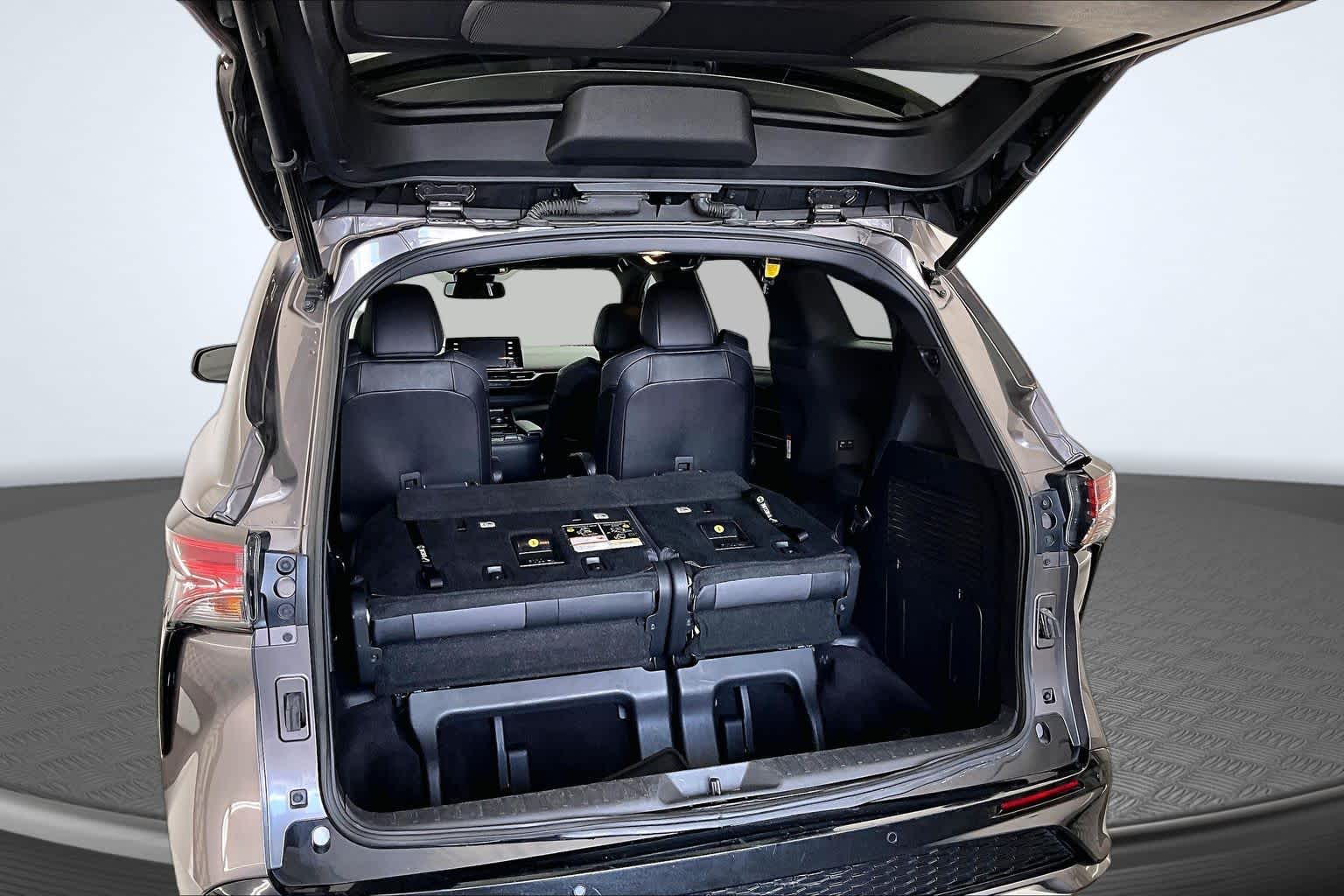 Thumbnail: 2021 Toyota Sienna - 18