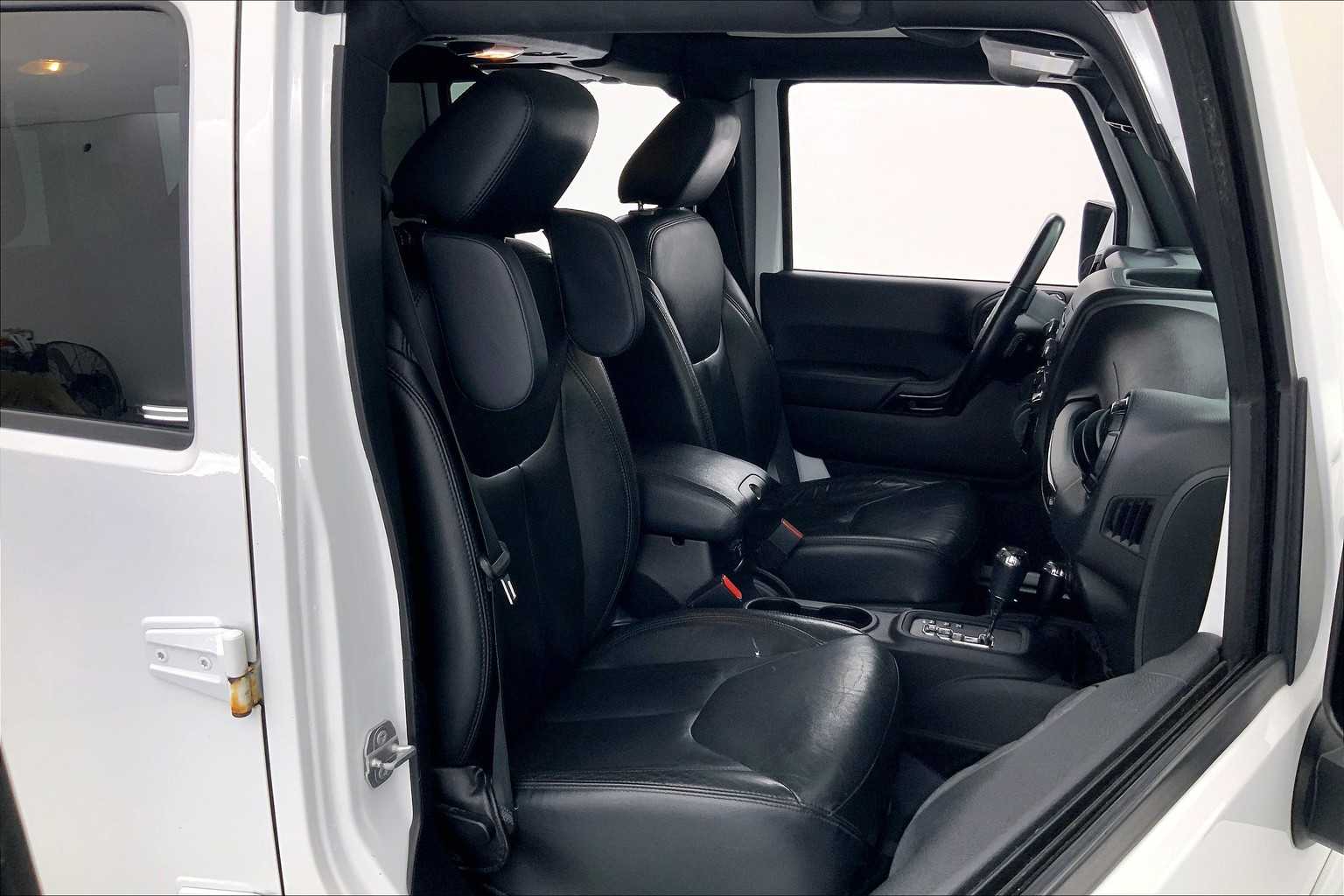 2015 Jeep Wrangler Unlimited Sahara 13