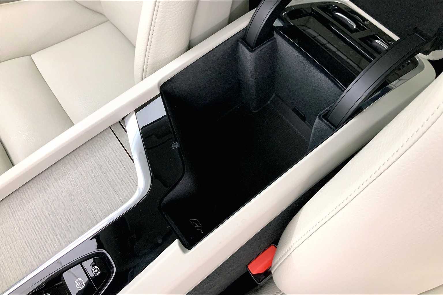 Thumbnail: 2018 Volvo XC60 - 28