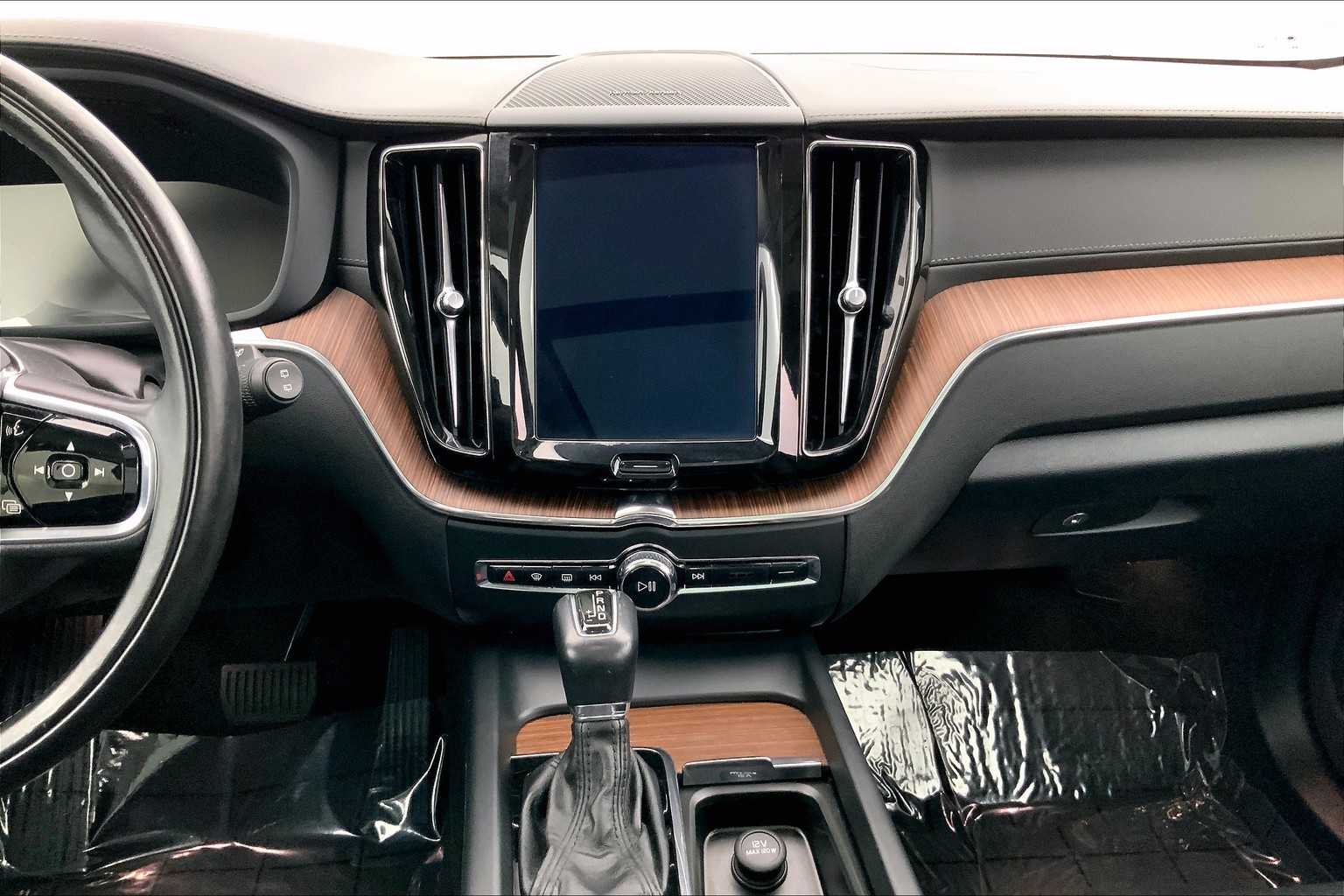 Thumbnail: 2019 Volvo XC60 - 16