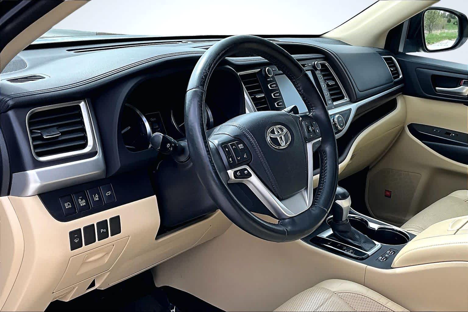 Thumbnail: 2015 Toyota Highlander - 2