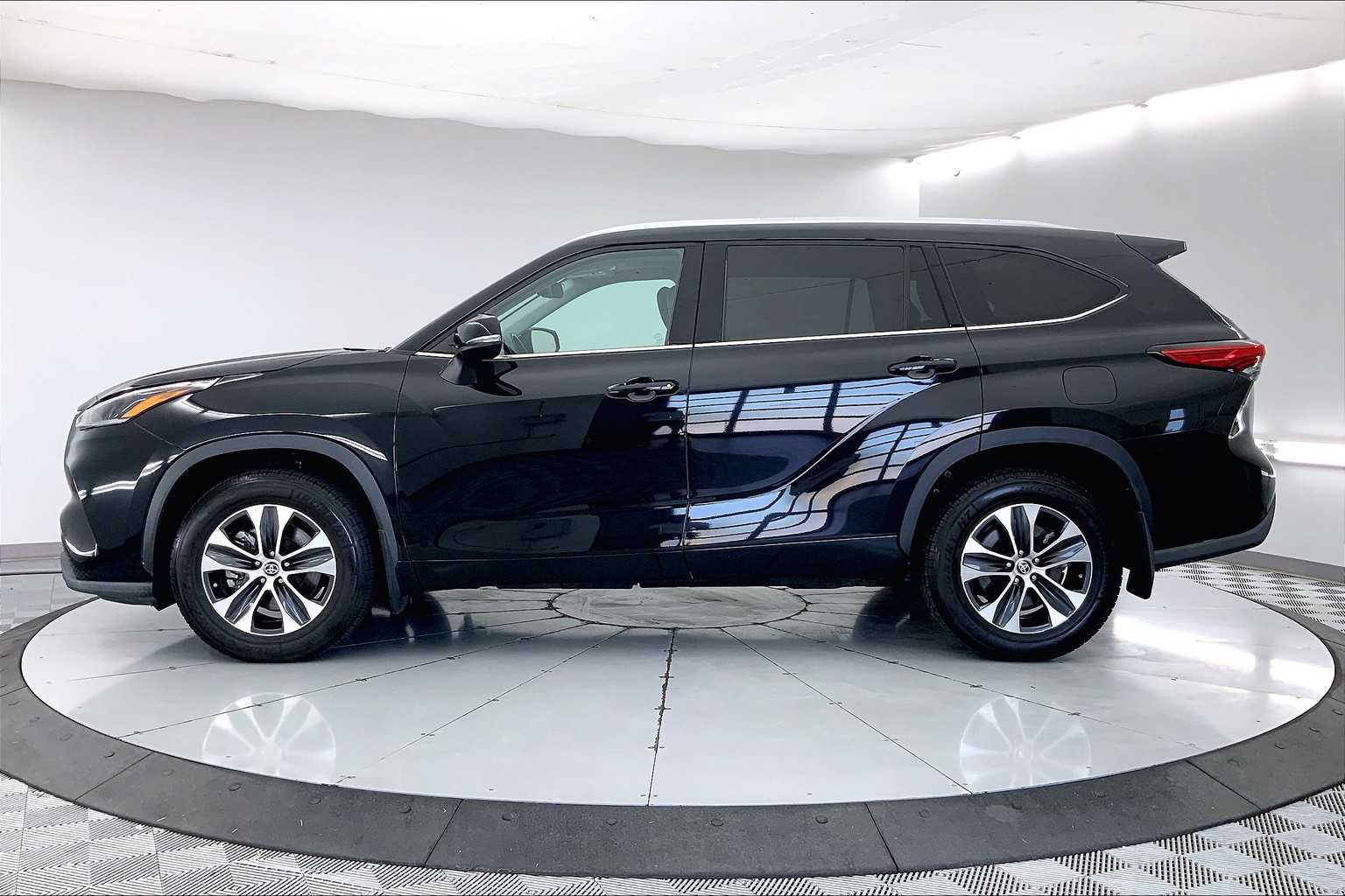 Thumbnail: 2021 Toyota Highlander - 3
