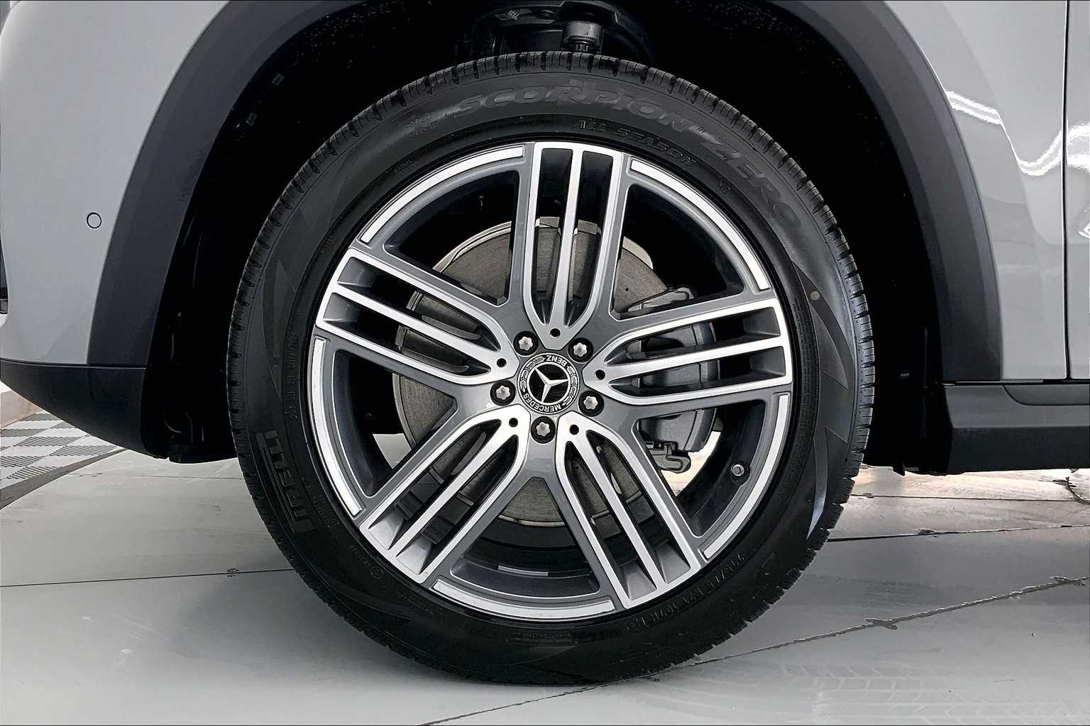 2025 Mercedes-Benz GLS 450 4MATIC 8