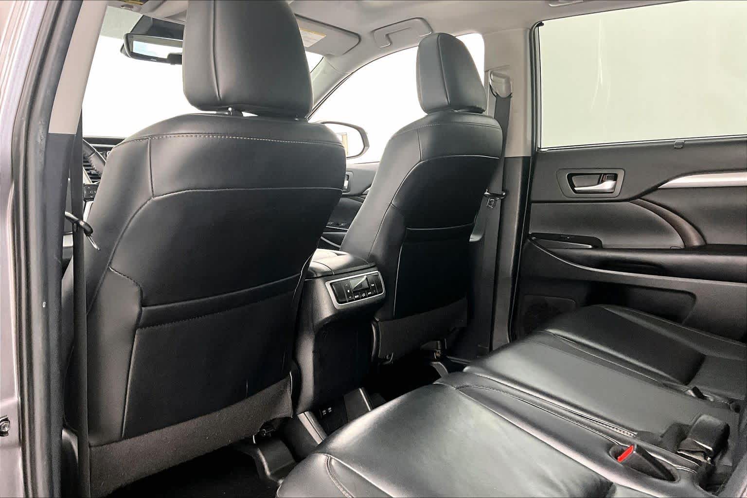 Thumbnail: 2019 Toyota Highlander - 12