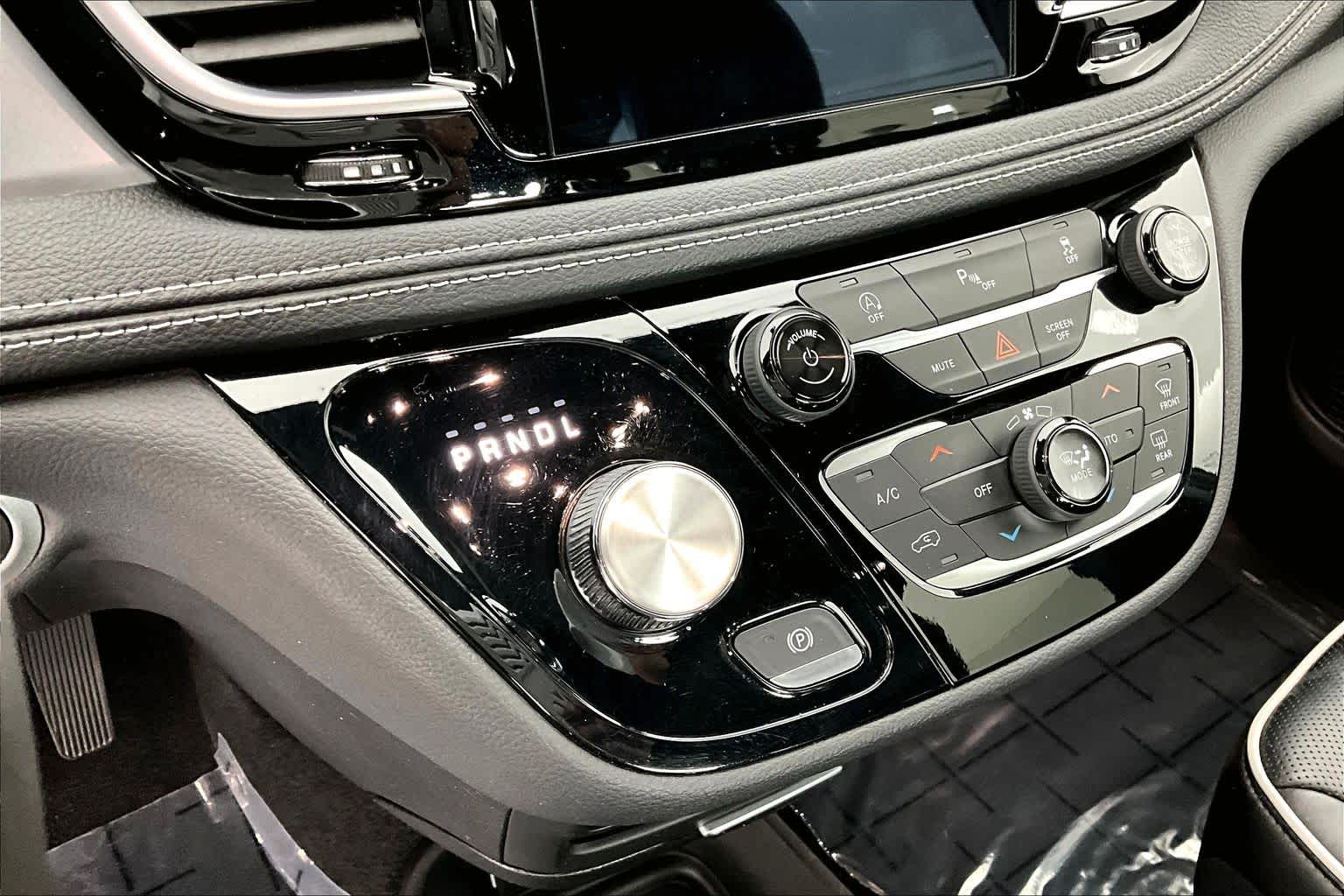 Thumbnail: 2020 Chrysler Pacifica - 17