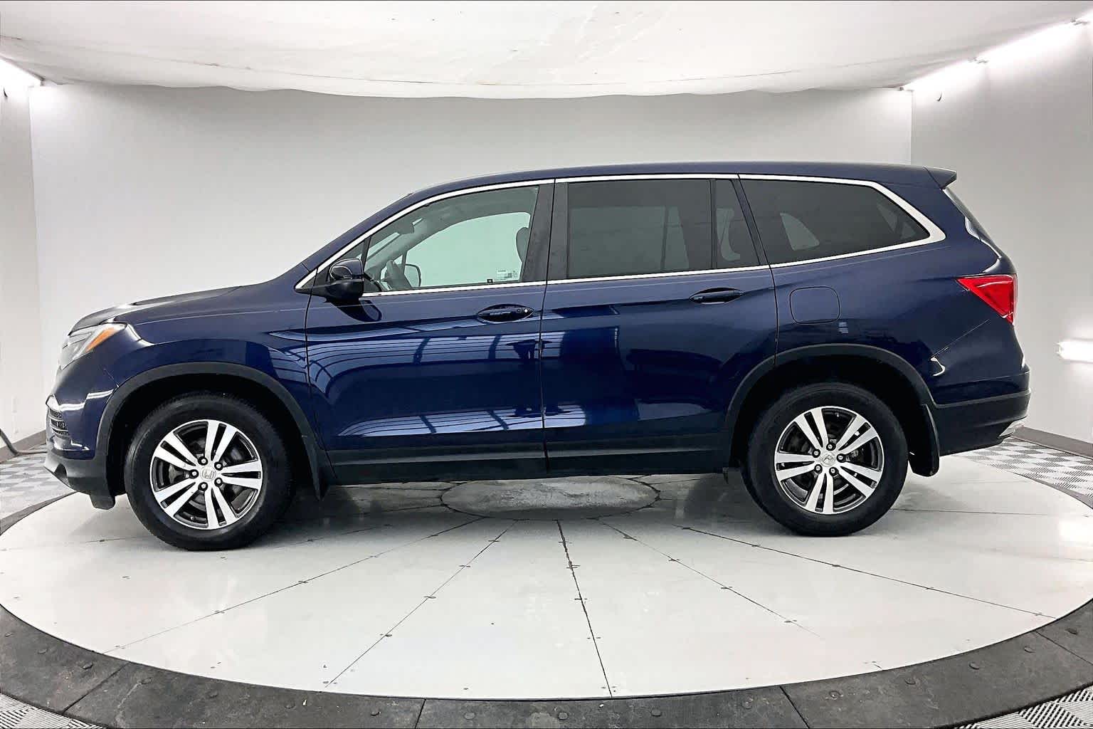 Thumbnail: 2017 Honda Pilot - 3