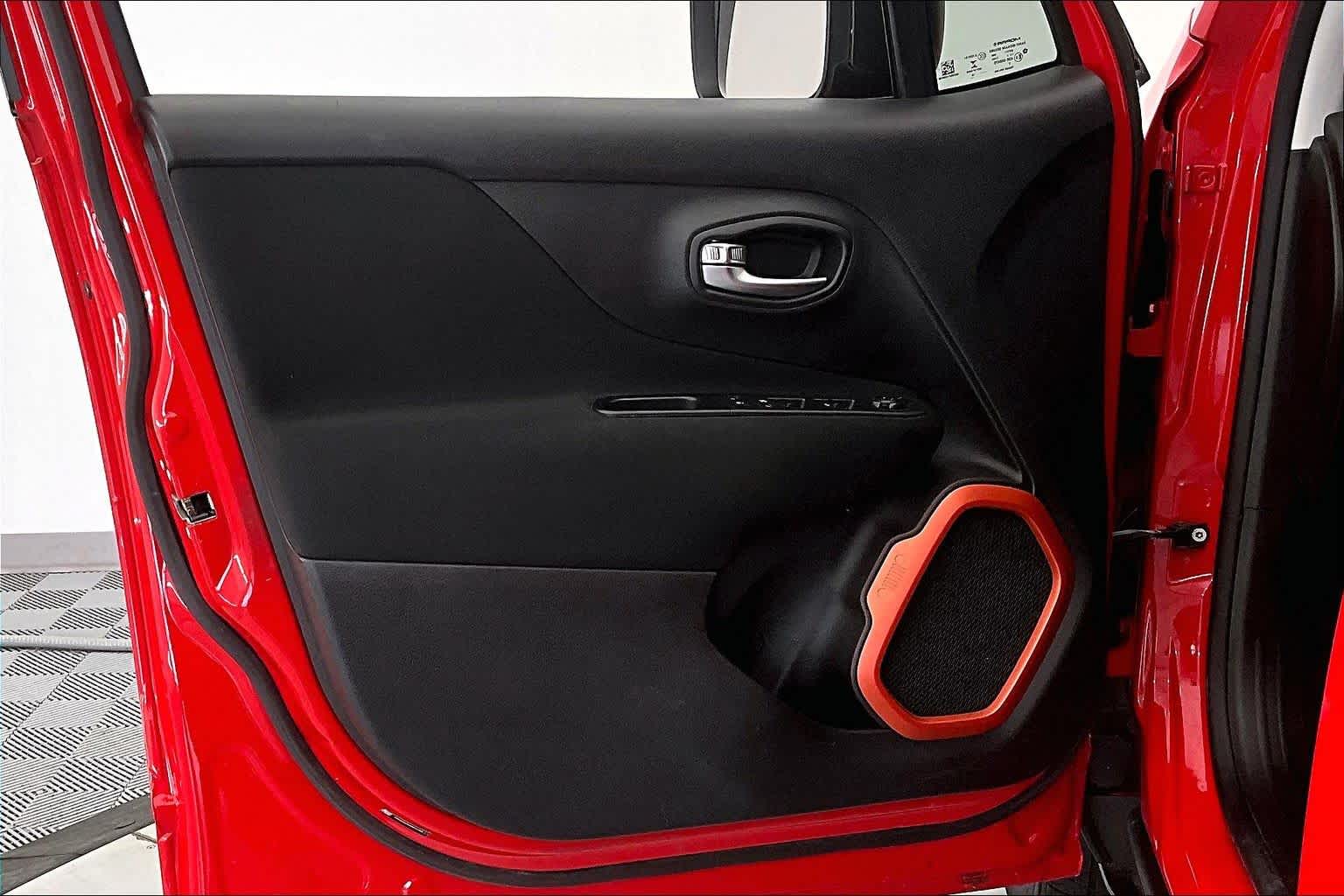 Thumbnail: 2018 Jeep Renegade - 22