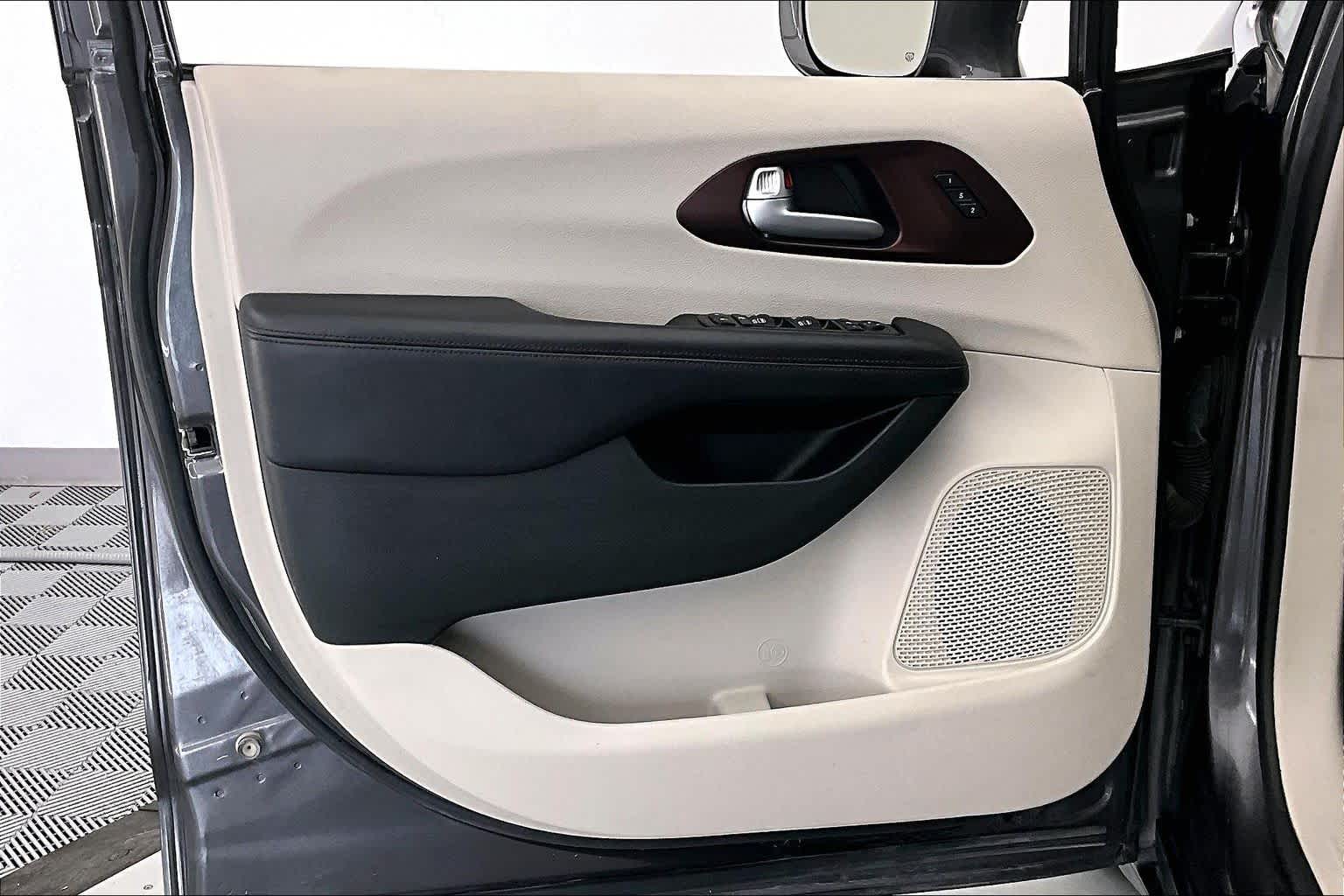 Thumbnail: 2018 Chrysler Pacifica - 23