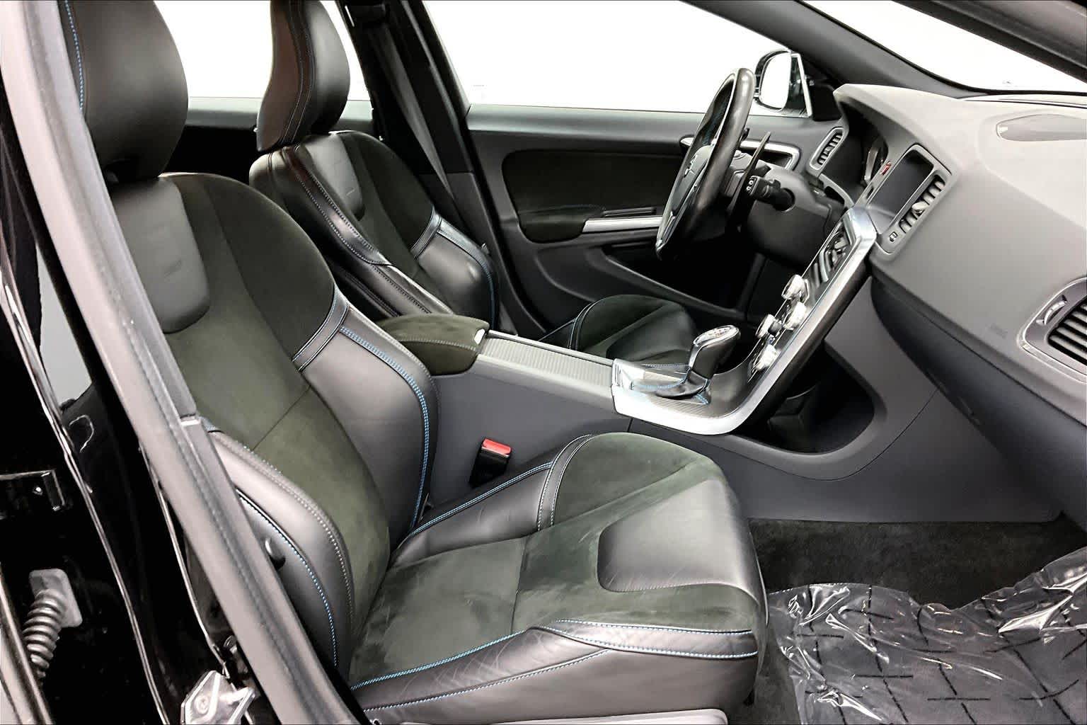 Thumbnail: 2017 Volvo V60 - 14