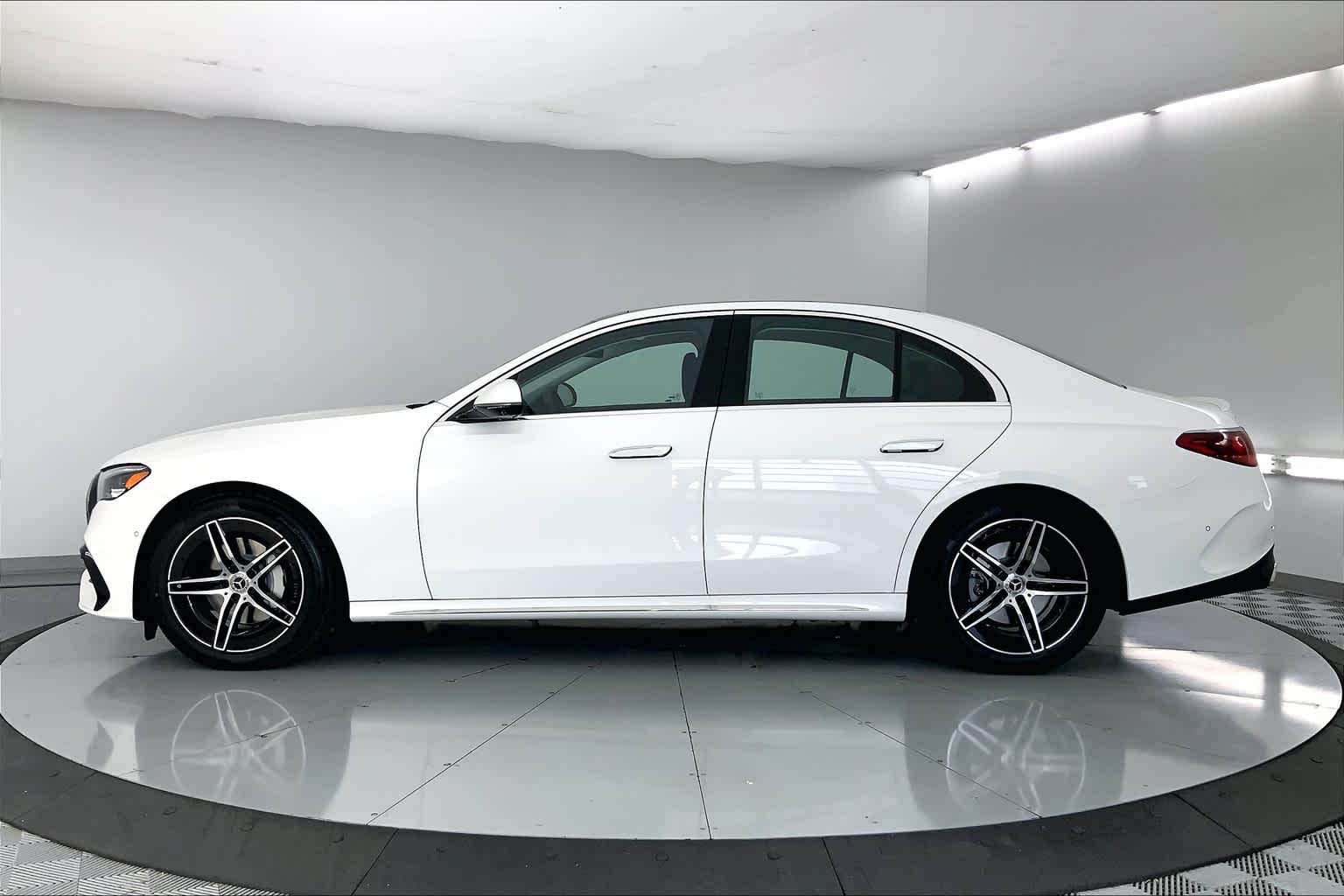 Thumbnail: 2025 Mercedes-Benz E-Class - 3