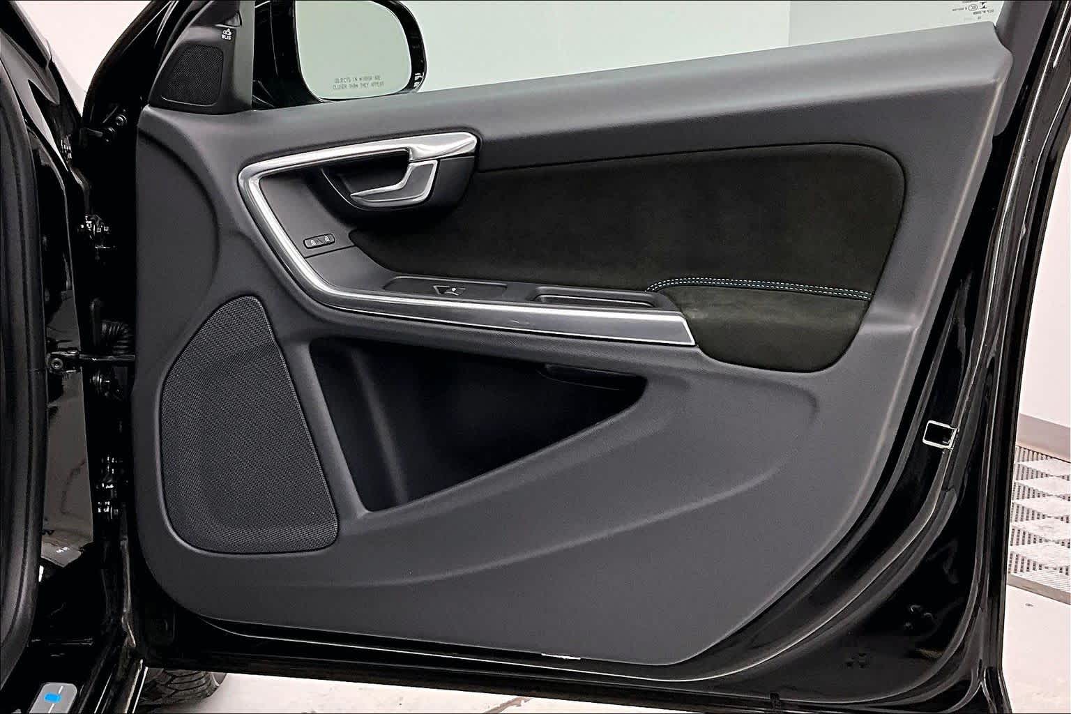 Thumbnail: 2017 Volvo V60 - 24