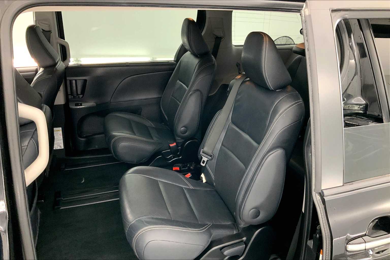 Thumbnail: 2015 Toyota Sienna - 13