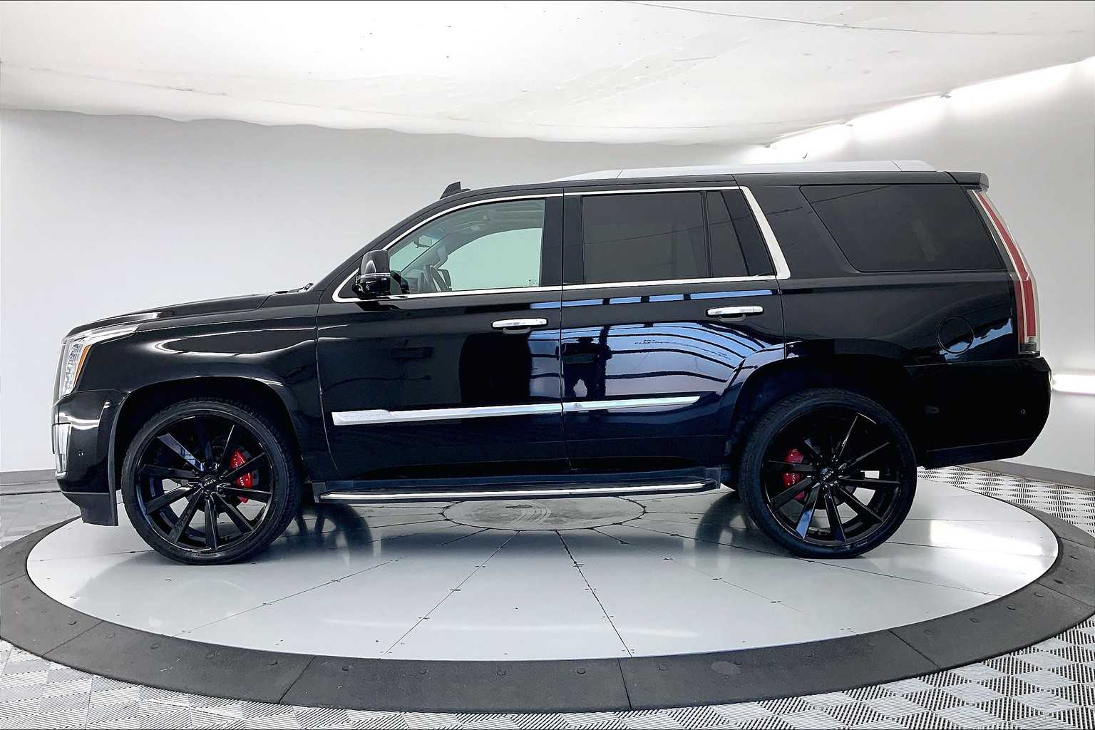 Thumbnail: 2017 Cadillac Escalade - 3