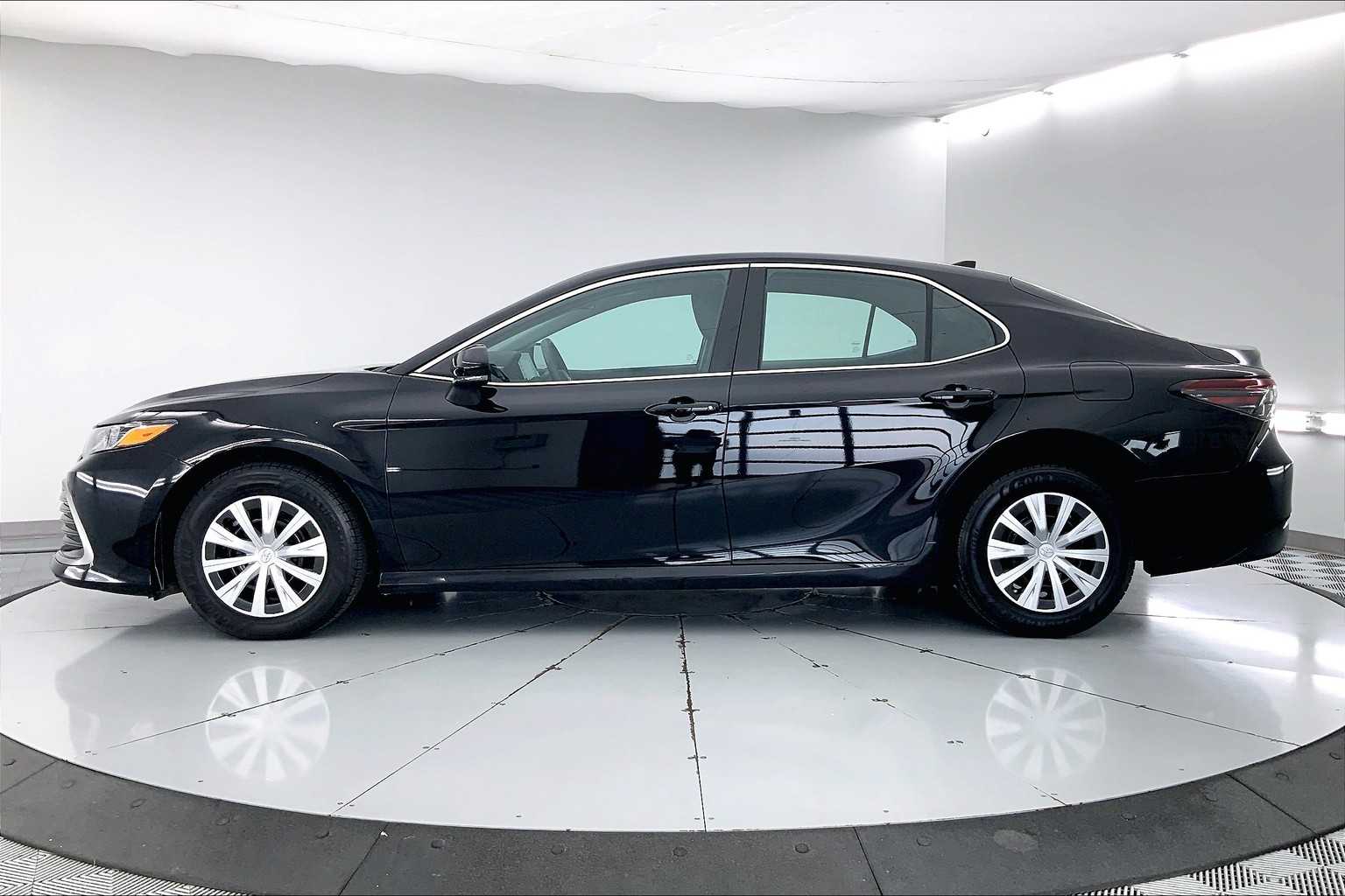 Thumbnail: 2022 Toyota Camry - 3