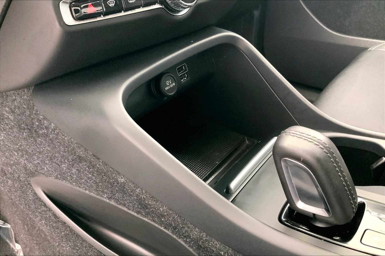2021 Volvo XC40 T5 Momentum 27