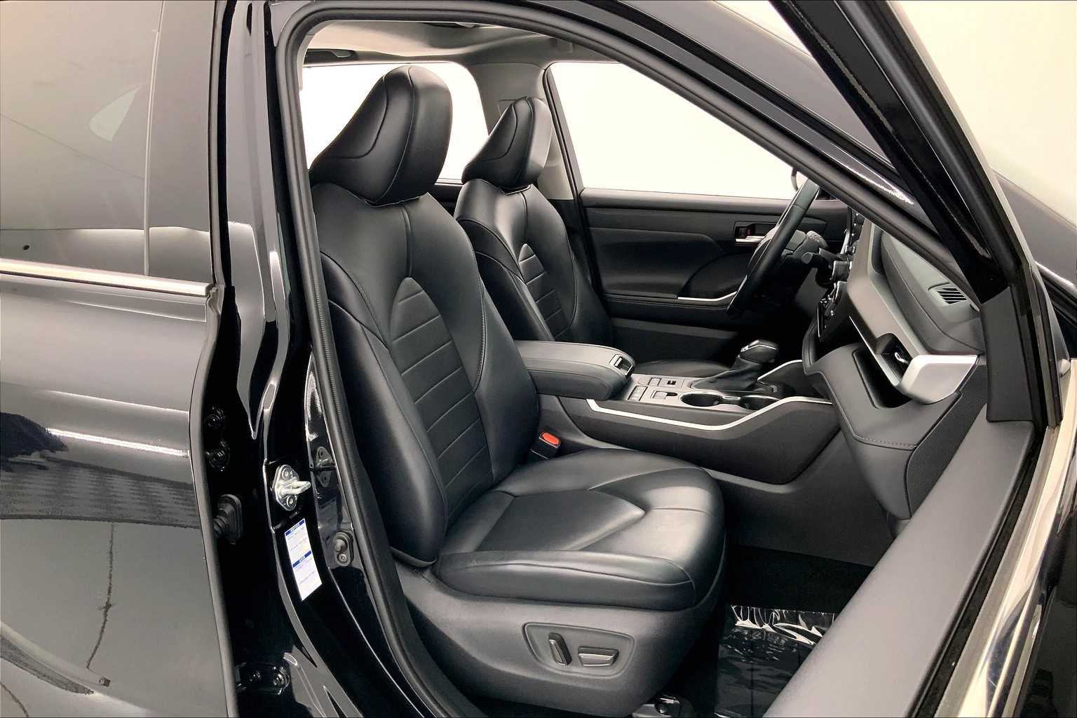 Thumbnail: 2021 Toyota Highlander - 14
