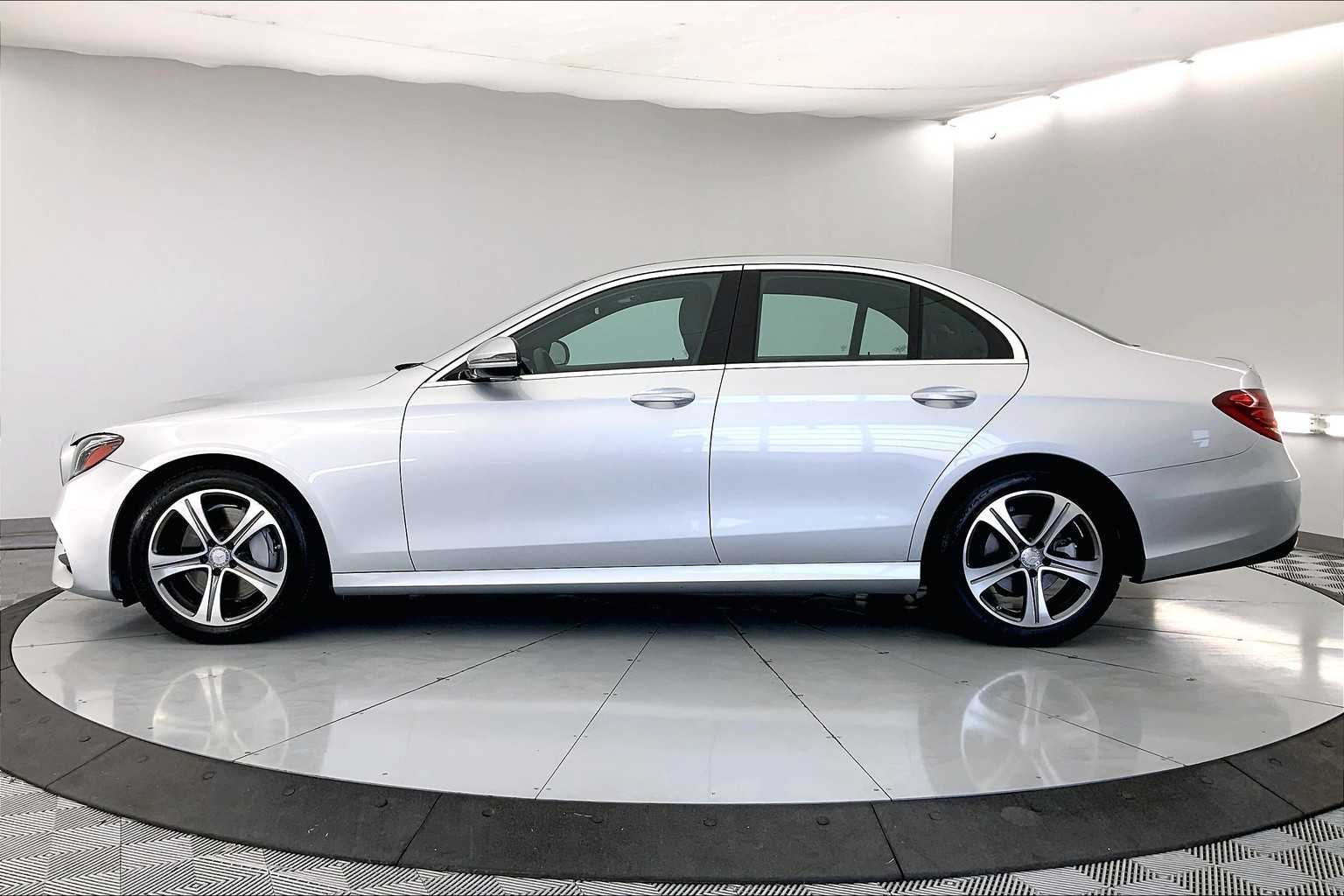 Thumbnail: 2017 Mercedes-Benz E-Class - 3