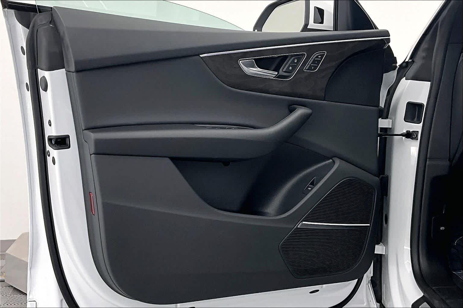 Thumbnail: 2021 Audi Q8 - 23