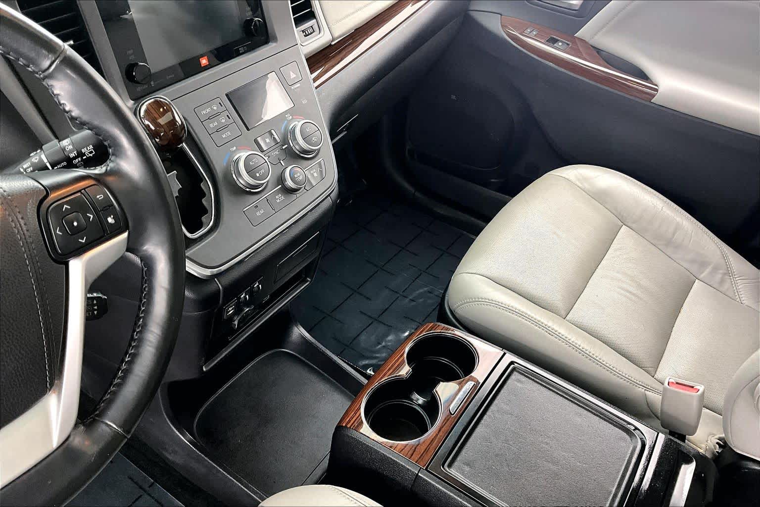 Thumbnail: 2017 Toyota Sienna - 17