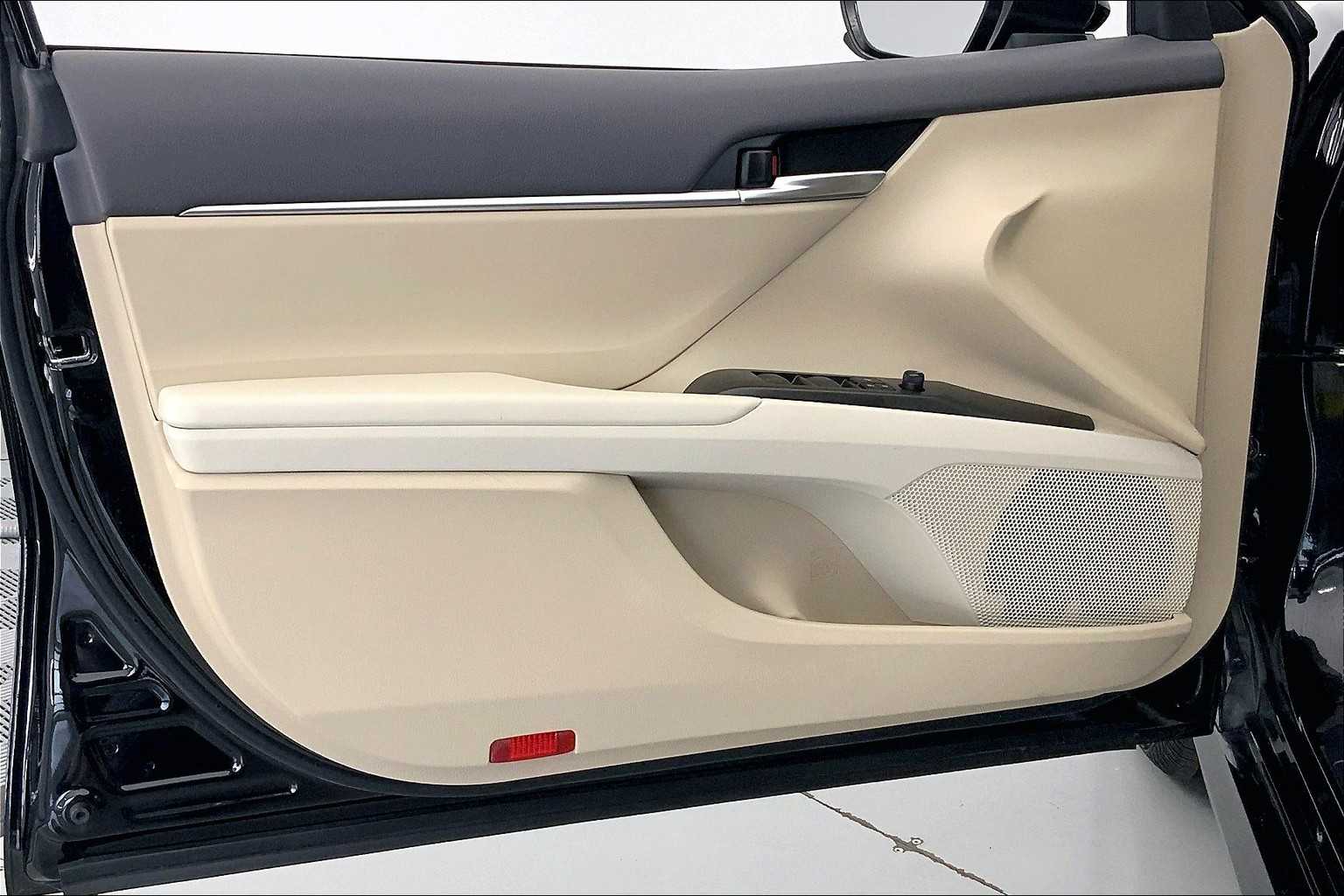Thumbnail: 2021 Toyota Camry - 22